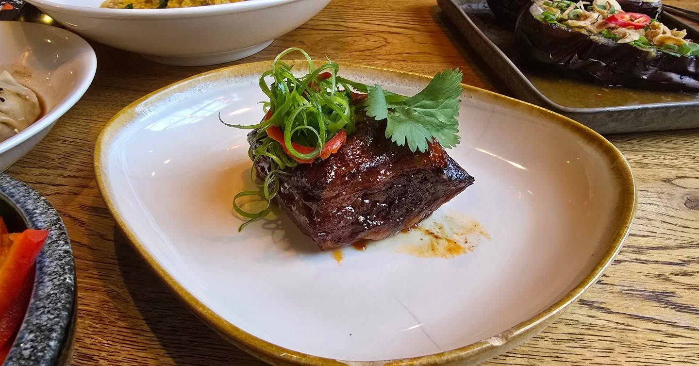 ✨ Sneak peek van onze nieuwe menukaart! ✨
Bij Ninh Binh Amersfoort hebben we alvast enkele van onze nieuwe gerechten mogen proeven… en dat belooft wat 🤯
Van verfijnde coquille tot de verrassende Thịt Kho Katsu Sando – en deze prachtige creaties op de foto:
🥟 Dumplings gevuld met bamboe en varkensvlees
🍖 Langzaam gegaarde boneless shortrib bereid op Bo Kho wijze
nog meer nieuwe klassiekers en moderne interpretaties…
Onze chefs tillen Vietnamese smaken naar een hoger niveau met creativiteit en respect voor traditie. 🔥
We kunnen niet wachten om de volledige nieuwe kaart binnenkort met jullie te delen. Houd ons in de gaten voor de officiële lancering! 👀
#ninhbinhamersfoort #newmenu #vietnamesefood #modernvietnamese #amersfoort