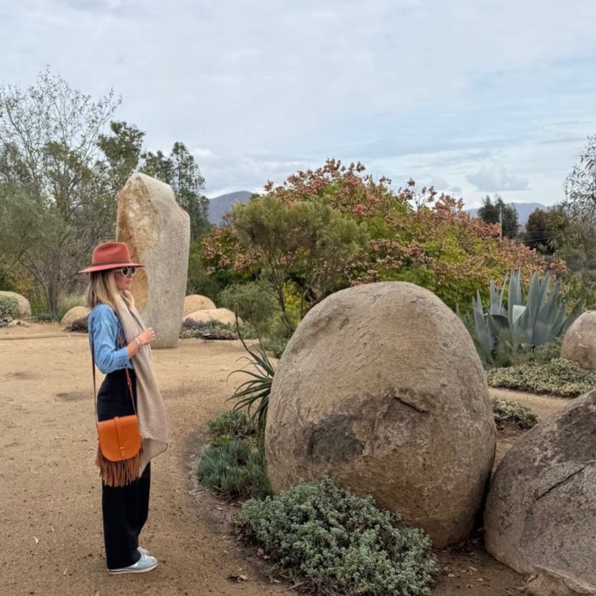 Noviembre sonó clarísimo: la música que me hace vibrar por dentro, pensamientos que por fin se acomodan y esa deliciosa y ansiosa sensación de estar viva… a ratos desbordada, a veces cansada, pero siempre luminosa.
Qué milagro seguir sintiendo tanto, riéndome tanto, sorprendiéndome tanto, incluso cuando la vida va así de rápido.
Gracias por el brillo, los planes e ilusiones, gracias por el amor… mi amor.