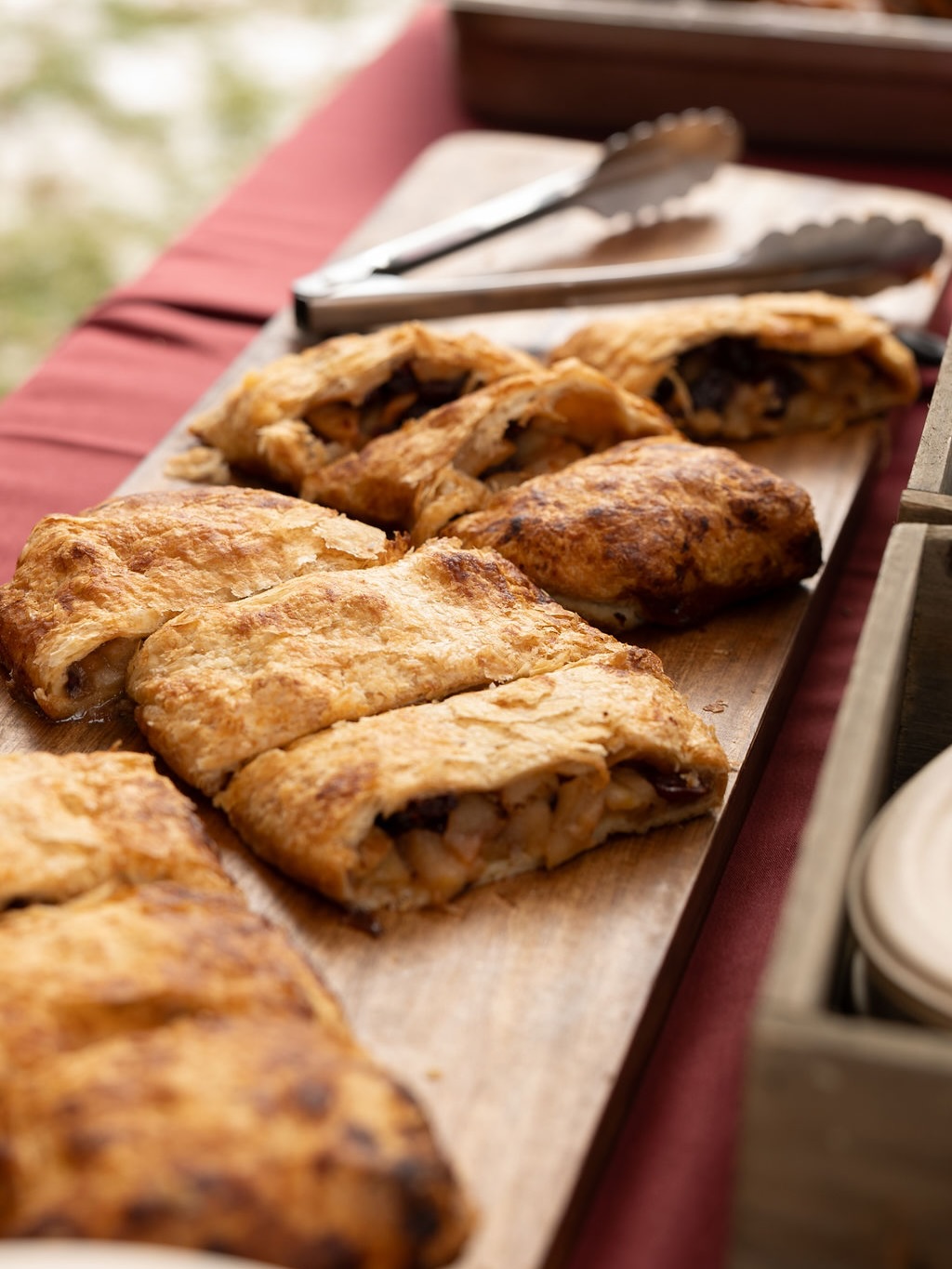 What is everybody’s favorite part about our Christkindlemarkt?
Other than the amazing hot drinks, talented local vendors, interactive santa experience and kids activities… it’s the food!! 🎅
Hot Latkes, Homemade Soup, Pretzels, Sausages and more !
Come for the afternoon you won’t be leaving hungry
Join us for Christkindlemarkt here at Stable Gate Winery in the Barn for the first two weekends in December from 11-3!