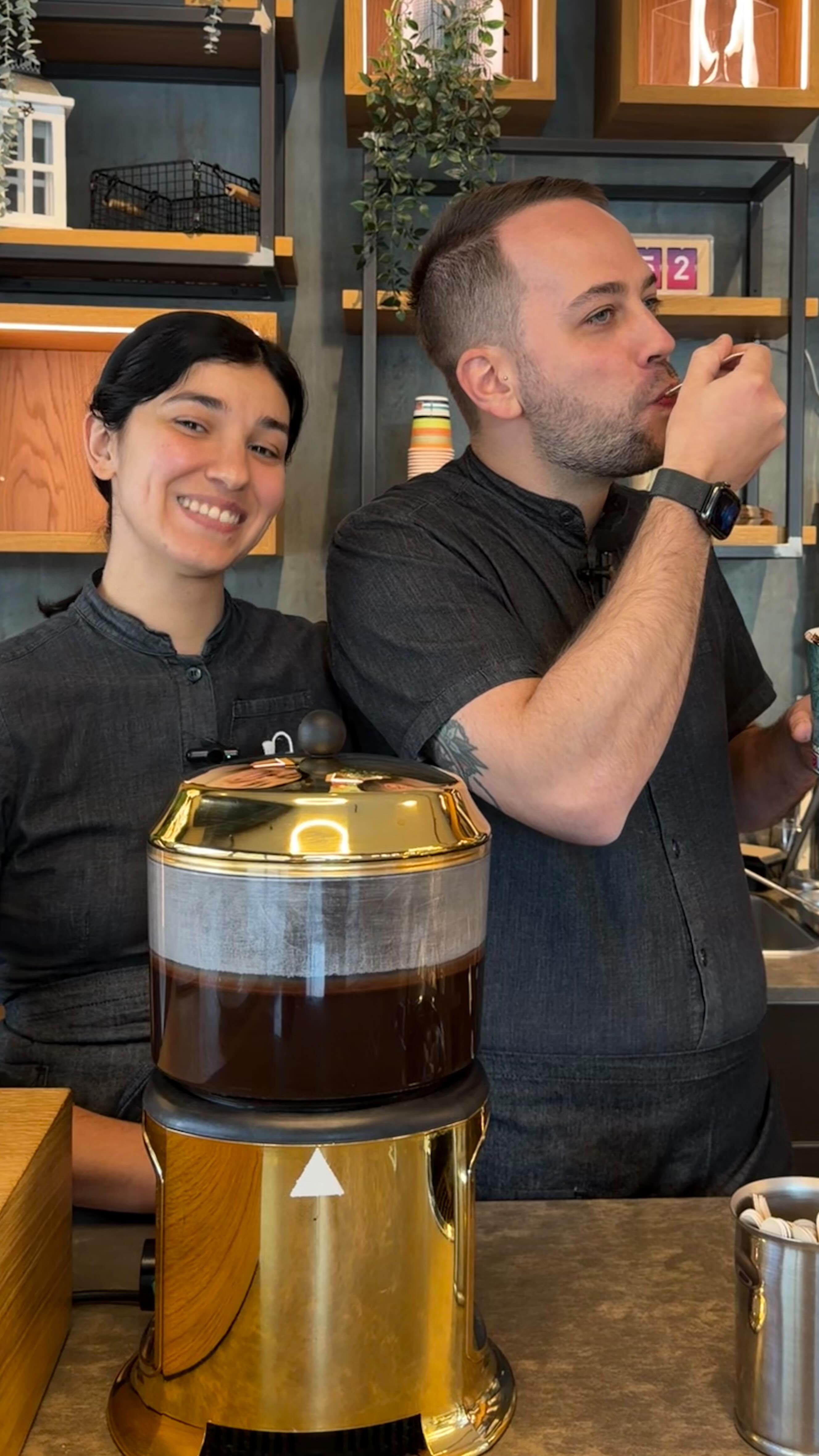 La stagione della cioccolata calda é ufficialmente inaugurata e questo vuol dire anche il controllo qualità di Alex, rigoroso. 😂
Cioccolato, cacao, zucchero e latte.🍫🥛
Abbiamo scelto di usare una ricetta semplice con gli stessi ingredienti che usiamo a casa insieme ai nostri bimbi.🫶🏼
Densa, cremosa ma soprattutto caldissima!❄️❤️
📍Ci trovi in Via Buenos Aires 78/i a Torino
#gelateriabaires #torinofood #cioccolatacalda #gelatotorino