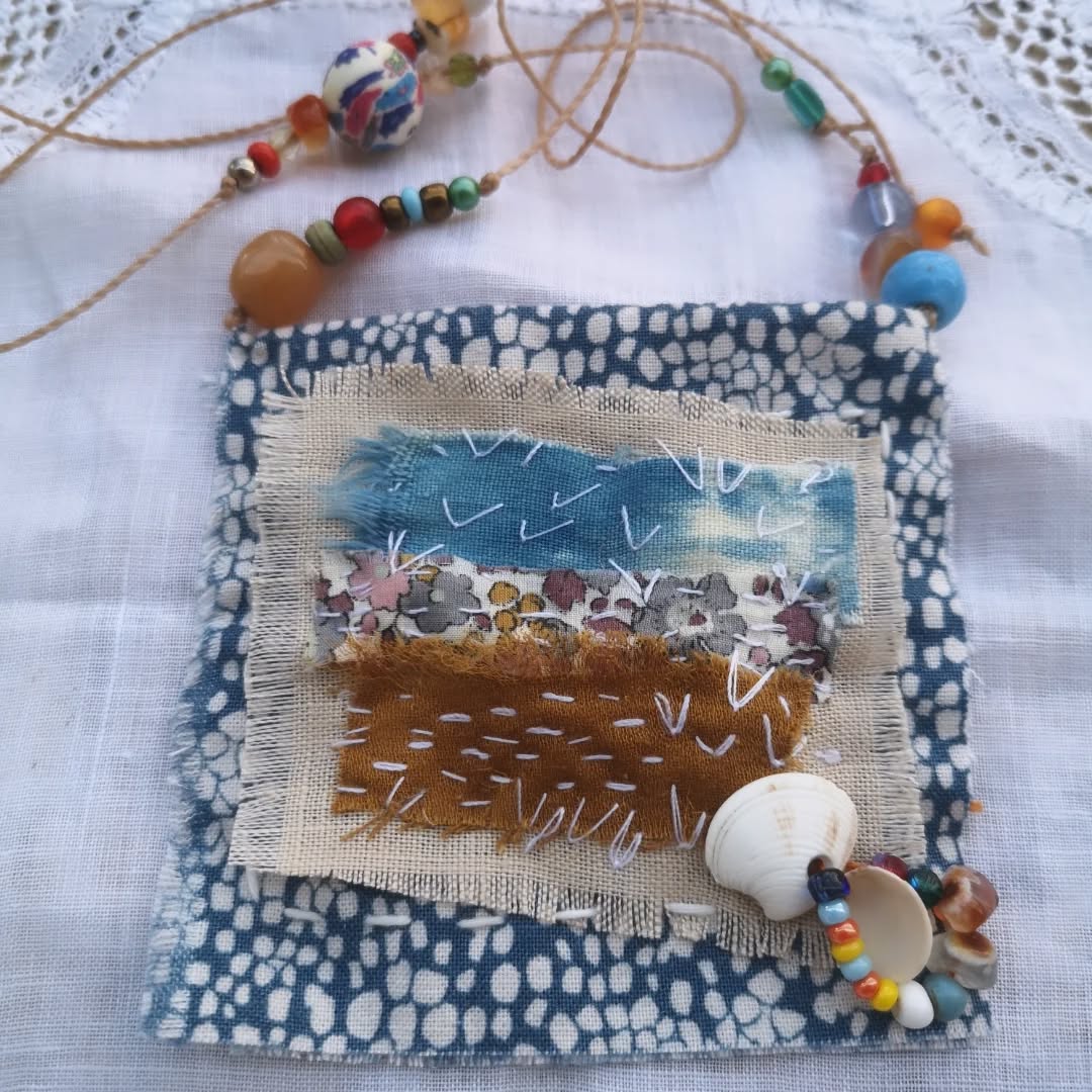 Des petits riens qu'on attrape en rêvant...
Une sélection de mes colliers talismans est dans la jolie boutique @biivers.fr
Un cadeau unique pour une promeneuse rêveuse amoureuse de la plage ou de la forêt.
#pieceunique #bijoutextile #creatricetextilemontpellier #ideecadeau #creationszerodechets #fabricscraps