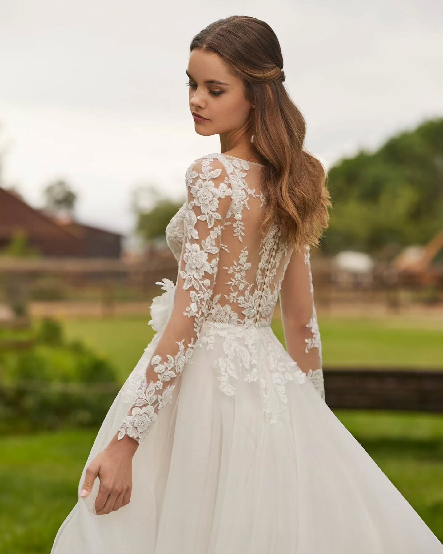 Neue Kollektion 2026
Zarte Spitze, geschlossener Rücken und abnehmbare Ärmel ... dieses Kleid ist etwas ganz besonderes