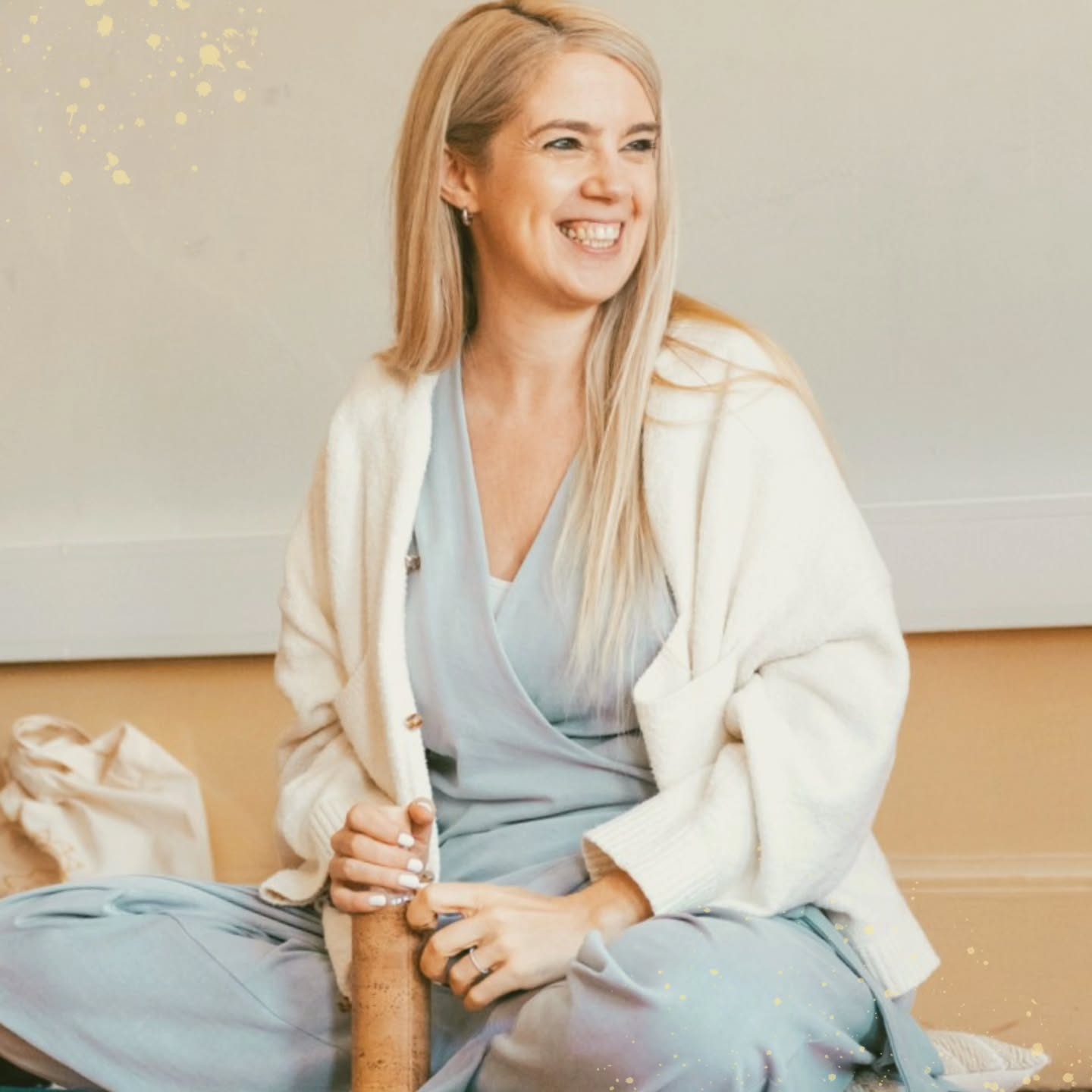 Há sorrisos que iluminam.
E há sorrisos que revelam.
No Curso de Movimento Consciente & Dança Expressiva, vi de tudo um pouco:
sorrisos enormes, daqueles que quase dançam sozinhos,
e sorrisos tímidos, que nascem devagar… e tocam tão fundo.
É esta a magia do movimento:
lembrar-nos de que a vida acontece nestes instantes simples,
onde um sorriso partilhado vale tanto.
Quando o corpo se abre, o coração acompanha.
E a alegria… contagia!
Com Amor, ❤️
Lisa Bompastor
Acompanhada por @sentirosercorpo
📸 @antoniobarbot
📌 Agenda
💃 Curso de Facilitador em Movimento Consciente & Dança Expressiva – 2.ª edição
Formação b-learning (plataforma online + 12h presenciais no Porto)
Início em Março
🌀 Especialização em Movimento Terapêutico – 5.ª edição
Formação presencial – Porto
Janeiro a Maio de 2026
📎 Informações e inscrições no link da bio