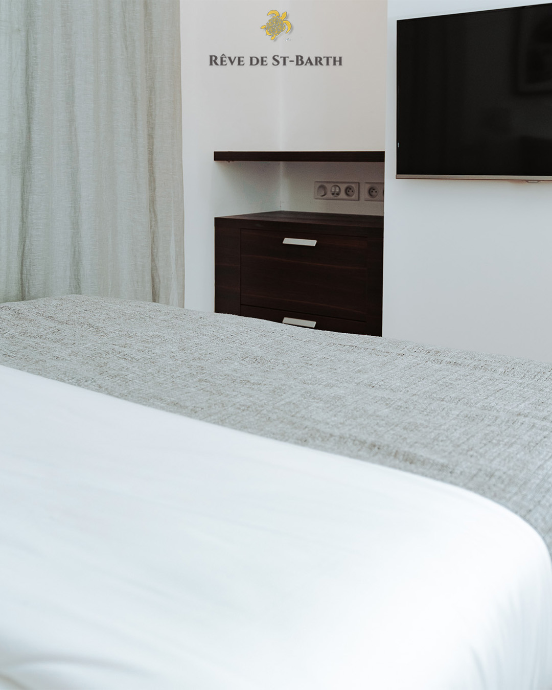 Wake up in style. A cozy bed, sleek built-ins, and a wall-mounted TV for your favorite shows. This is what effortless comfort looks like at Rêve de St-Barth ✨
Your stay, redefined.
#StBarth #Caribbean #StBarts #Hotel #Island