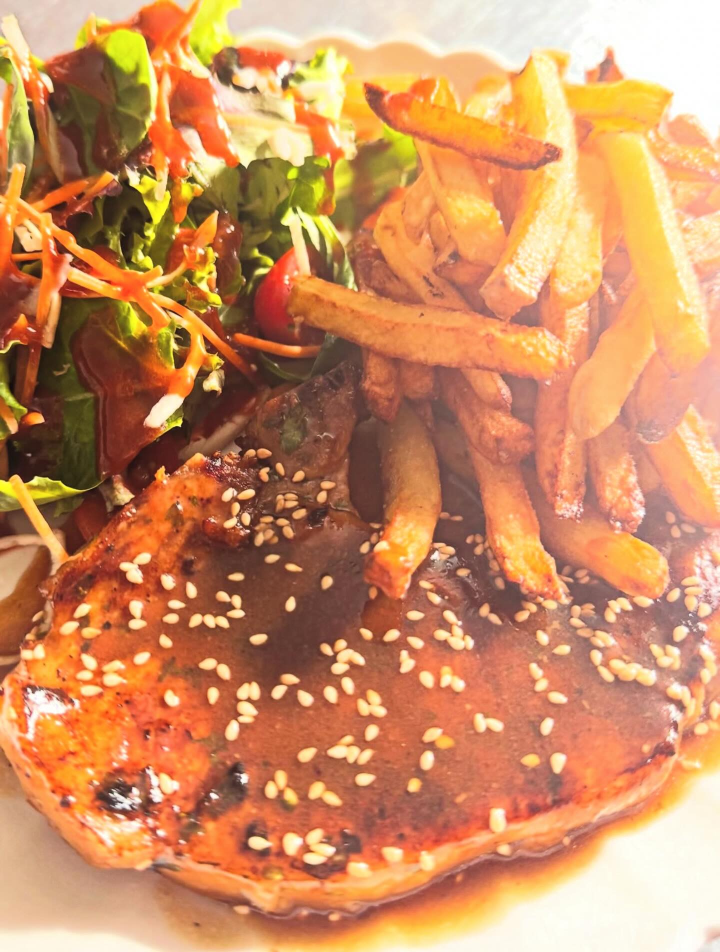 Mercredi, ce midi : échine de porc marinée et ses frites maison !
Café du Commerce : 0955816141