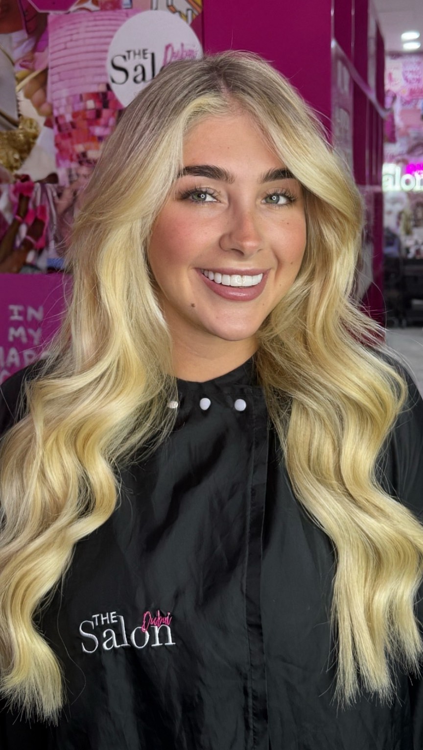 ✨ Dreamy blonde, seamlessly blended ✨
Our blonde & extensions queen at The Five JVC.
From volume to length to that soft, creamy finish… Jess transforms every shade into a flawless, natural blend.
If you’ve been manifesting your blonde era, this is your sign. 💫💕
The Salon Dubai — this is where Dubai gets ready.
📍 The Five JVC
📩 DM to book
#HairByJess #DubaiBlondes #ExtensionsDubai #TheSalonDubai #FiveJVC #BlondeExtensions #SeamlessBlends #DubaiHair #BlondeSpecialist