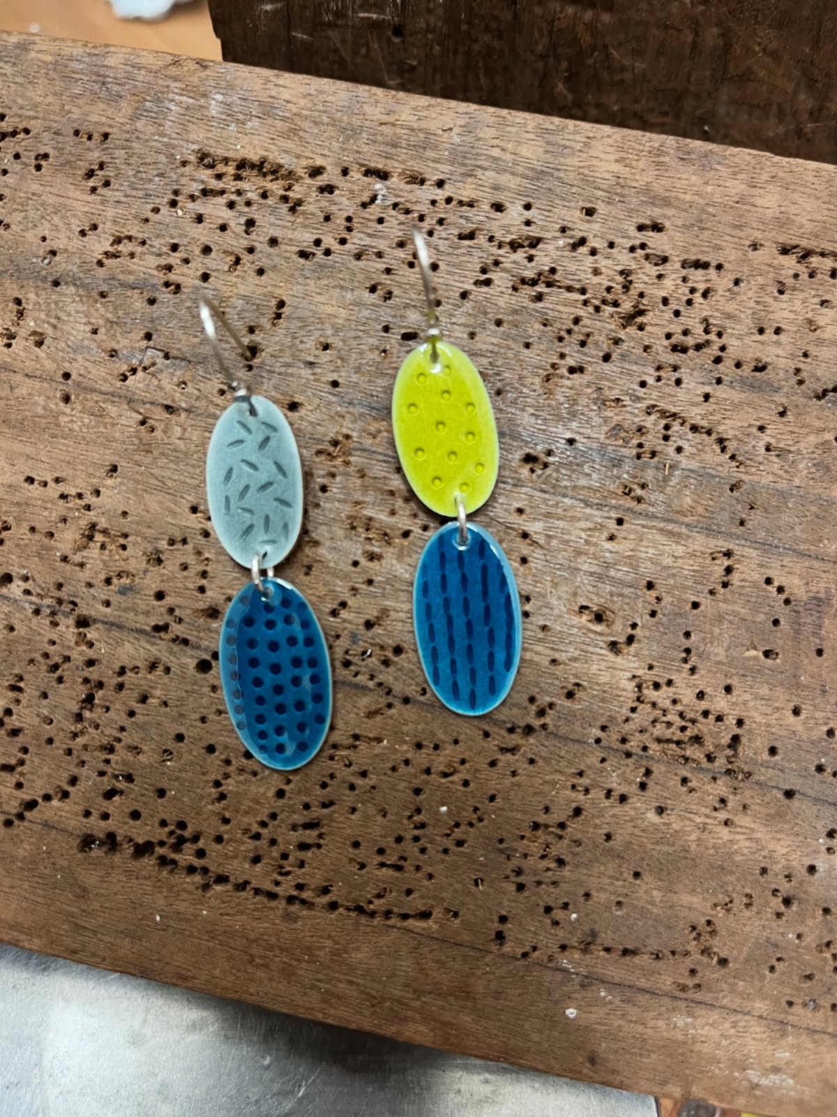 Another recent commission off to a happy new home - teal, grey and spring green enamel and silver double drop earrings.
💙💚🩶
#happymaker #happycustomer #happyweekend #silverandenamel #colourfulearrings #statementearrings #designermaker