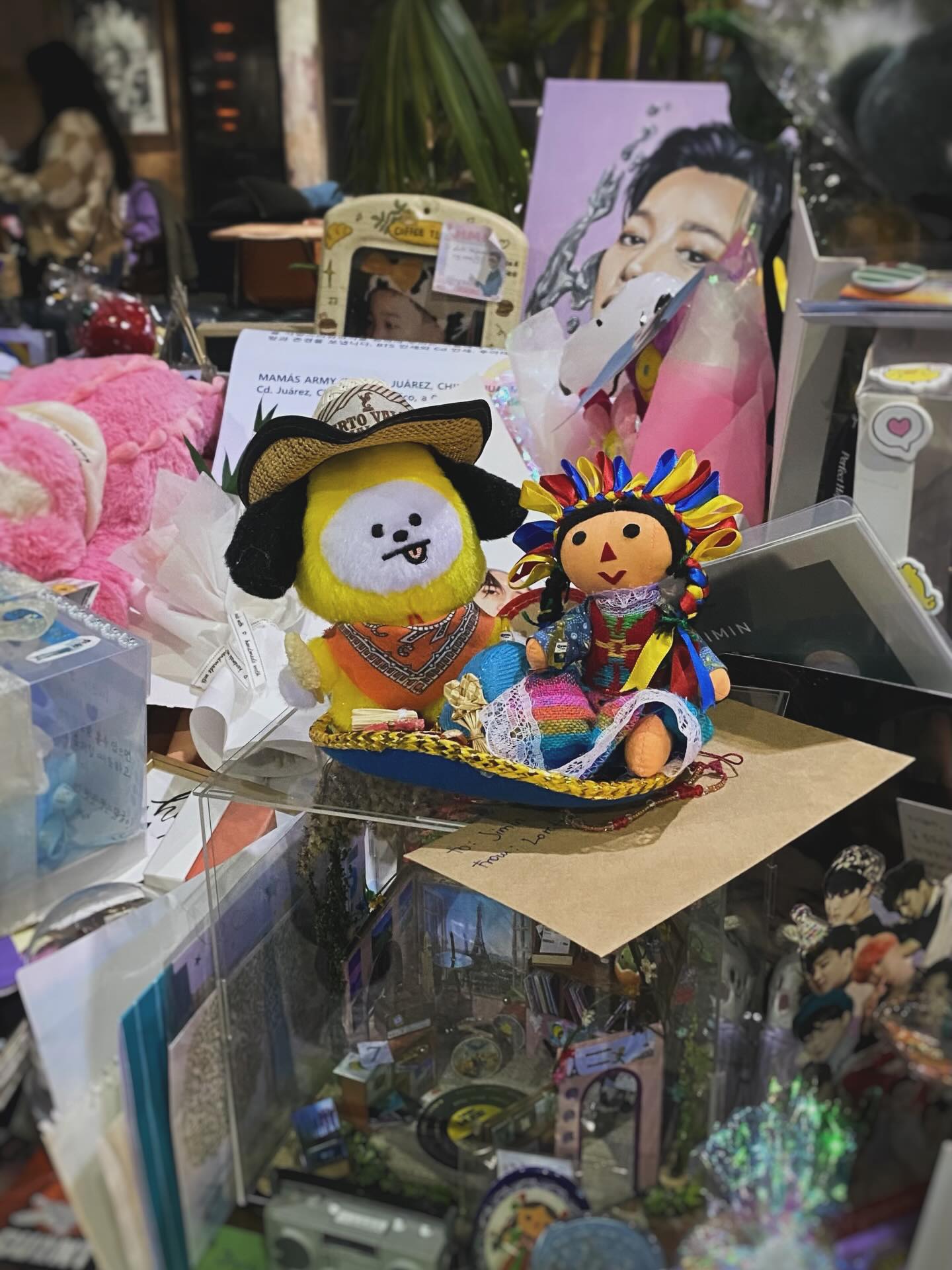 Encontré la muñeca Lele en la cafeteria ZM-ILLENNIAL (anteriormente Magnite) en Busan!
Últimatente vienen muchos viajeros mexicanos a Corea y la mayoría de los viajeros que atiendo son mexicanos también. Viva México! 🤗🇲🇽
#corea #coreadelsur #coreacontigo #coreacontigotour #tourenespañol #tourencorea #guíaenespañolcorea #viajeacorea #viajaracorea #busan #zmillennial #lele #méxico #bts