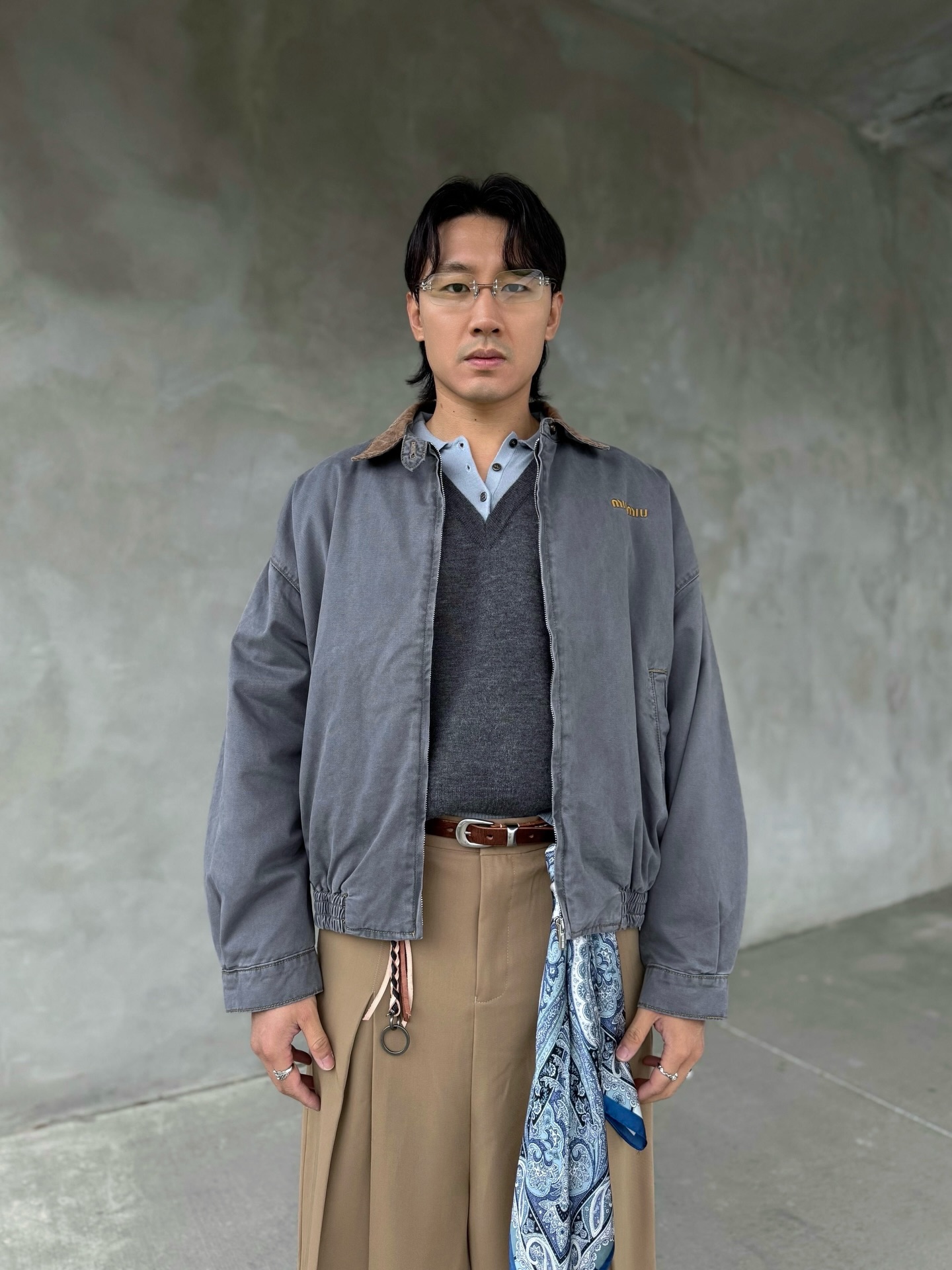 Like this look? Shop at www.highstreetporter.com
Search these keywords in the homepage
Sunglasses: GM Tetra
Jacket: MIU Chambray
Sweater: Colorblock Polo
Belt: Our Legacy
Pants: Low Crotch
Loafers: Campo
#miumiu #loewe #gentlemonster #ourlegacy #loewemen