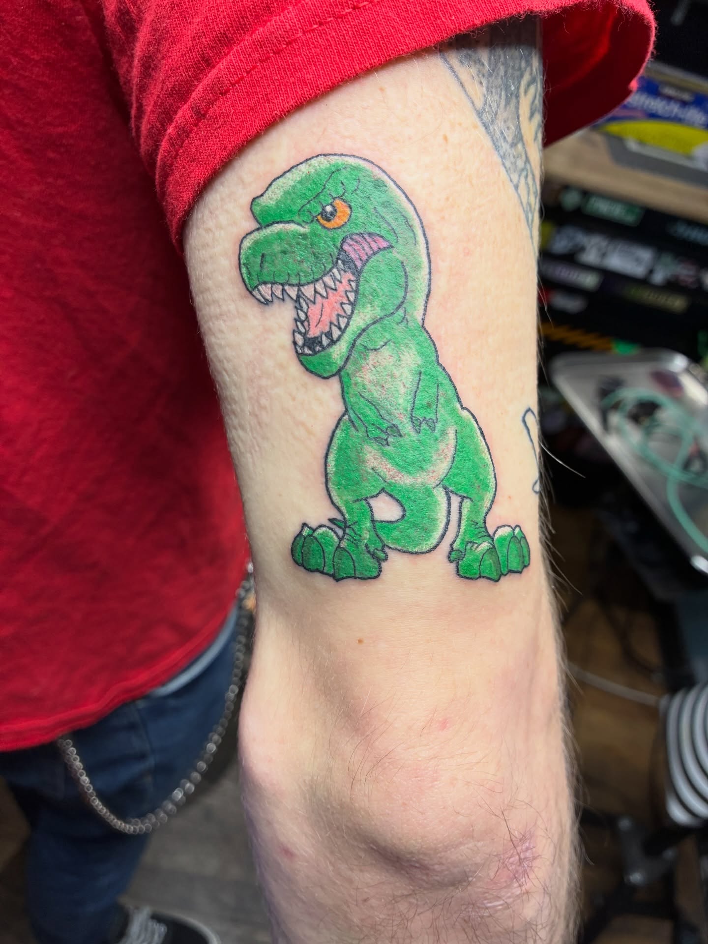 Two bangers for the back of the arms today 🖤
In Jurassic Park III, the Spinosaurus goes head-to-head with the T. rex.
So we did a T. rex on one side 🦖 and a Hatsune Miku spino on the other 💙✨
Absolute chaos in the best way.
Done @tattootattooseattle
#mikutattoo #hatsunemiku #jurrasicpark