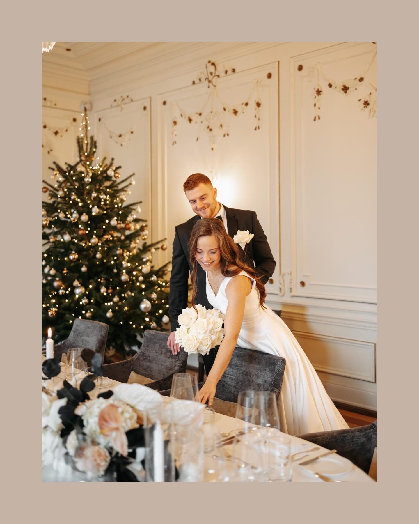 Unglaublich…in zwei Tagen ist bereits Heiligabend. Und irgendwie tragen die Aufnahmen dieses besonderen Shootings genau dieses Gefühl in sich. Dieses leise Ankommen. Diese Wärme, die entsteht, wenn man die Zeit mit seinem Lieblingsmenschen bewusst teilt. Gemeinsam mit @kingas_hochzeitsplanung und dem Hotel Louis C. Jacob durfte genau diese Stimmung lebendig werden. 🎄💛
Es gibt Räume, die man nicht einfach betritt. Man erlebt sie. Der Moment, in dem ein Paar zum ersten Mal den Tisch sieht. Der exklusive Hochzeitsraum. Die Stille davor. Das Leuchten danach.
Beim Loving Christmas Glow Shooting durfte dieses Gefühl Raum bekommen. Eine Atmosphäre, die trägt. Elegant und zugleich warm. Liebevoll gedeckte Tafeln, feine Details, sanftes Kerzenlicht von @goldene.augenblicke. Eine Braut, ruhig und präsent. Zarte Accessoires von der brillanten Manufaktur @neljewelleryart , eingebettet in durchdachte Gesten. Und Geschenke unter dem Weihnachtsbaum, die nicht dekorieren, sondern erzählen. Von Nähe. Von Bedeutung. Von Verbundenheit.
Hier verbindet sich die Strahlkraft von Weihnachten mit Intimität und echter Nähe. Ein Ort, der Sicherheit schenkt. Ein Raum, der exklusiv ist, ohne laut zu sein. Und Menschen, die genau hier ihren Moment finden dürfen.
Für Hochzeiten, die Wert auf eine angenehme und zuvorkommende Atmosphäre legen. Für Paare, die nicht nur eine schöne Kulisse suchen, sondern Erinnerungen, die im Herzen bleiben.
Ich wünsche euch eine besinnliche und warme Vorweihnachtszeit.
Euer Jaron ✨
#lovingchristmasglow #luxurywedding #intimatewedding #editorialwedding #winterwedding #christmaswedding #timelessromance #weddingwithfeeling #exclusivevenue #hamburghochzeit #hochzeitsfotografhamburg #fineartwedding
Fotografie: @jaronkwast.photography
Konzept & Planung: @kingas_hochzeitsplanung
Location: @hotellouiscjacob
Brautmode: @truesociety_hamburg
Herrenmode: @breuninger
Styling: @salonlupke
Juwellier: @neljewelleryart
Floristik: @blumengraaf
Dekoration: @goldene.augenblicke
Papeterie: @florabelle.paperart
Videografie: @alina_zelenska_
Modelpaar : Theresa und Chris