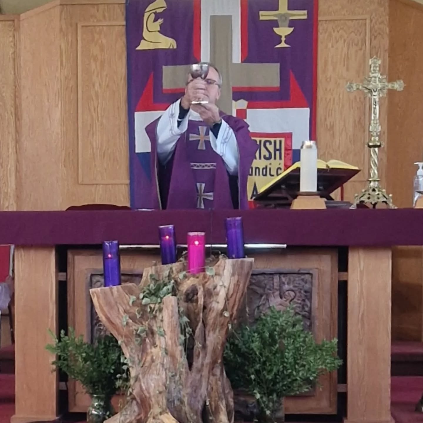 🇭🇷 Treća adventska svijeća, svijeća radosti, podsjeća nas da je Gospodin blizu.
U vremenu iščekivanja pozvani smo na radost koja dolazi iz vjere, nade i Božje prisutnosti među nama.
Neka ova svijeća ispuni naša srca zahvalnošću, nadom i istinskom radošću.🕯️🌸✨
🇬🇧 The third Advent candle, the Candle of Joy, reminds us that the Lord is near.
In this season of waiting, we are called to rejoice in the hope that comes from faith and God’s presence among us.
May this candle fill our hearts with gratitude, hope, and true joy. 🕯️🌸✨