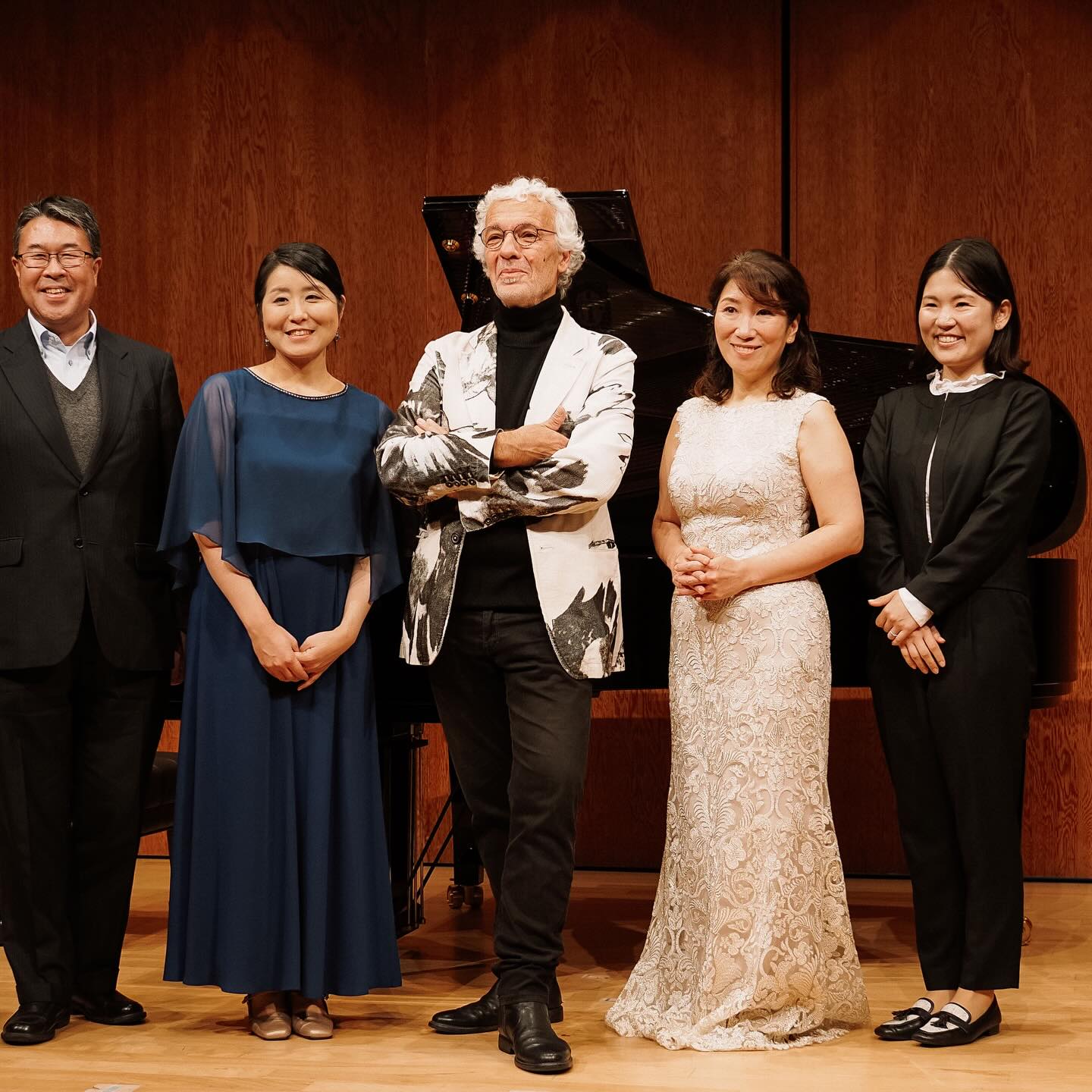 Concert with Marc Grauwels & pianist Emi Shinzato in Yokohama!
A bit late to post, but here are some photos from the special 10th “Un Bel Momento” concert, where I had the honour of performing with my former professor from the Mons Conservatory, Marc Grauwels, together with pianist Emi Shinzato.
Thank you again to everyone who attended!!
✨横浜でのコンサート : マルク・グローウェルス先生 & ピアニスト新里恵美さんと!✨
遅くなってしまいましたが、Mons音楽院時代の恩師マルク・グローウェルス先生、新里恵美さんの「Un Bel Momento」第10回記念でご一緒した時の写真です。
平日昼間にもかかわらずご来場くださった皆さま、本当にありがとうございました!
プログラムはオペラ歌曲の変奏曲を中心に。
先生のパワフルで、生き生きとした “二度と同じことがない” 演奏、お客様も大変楽しんでいただけた雰囲気でした。
日本でいつか先生と共演したいと思い続けて早20年!恵美さんのお力のおかげで念願が叶い、本当に嬉しく思います。
先生と一緒に吹いて、改めて「学ぶことはまだまだある」と実感しつつ、とても楽しい時間でした。
イタリアでのご経験も長く、オペラ歌手の伴奏に多く携わってきた恵美さんの音楽性に、先生も“ブラボー!”とおっしゃっていました。
あらためて、ご来場いただいた皆さまに心より感謝申し上げます💛
#フルート #フルーティスト#クラシック音楽
#マルクグローウェルス #新里恵美 #横浜
#室内楽 #演奏会 #音楽好きな人と繋がりたい
#クラシック好きと繋がりたい #フルート演奏
#オペラ歌曲 #変奏曲 #音楽のある生活
#flute #flutist #flutemusic #classicalmusic #concert #livemusic
#marcgrauwels #emishinzato #yokohama #chambermusic
#miyazawaflute #altoflute