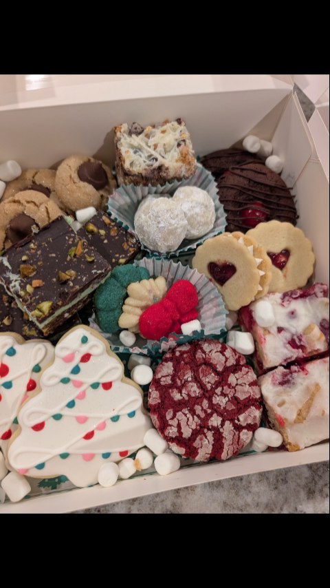 Package Christmas cookie boxes with me 🎄
#christmas #merrychristmas #cookies #christmascookies #happyholidays❤️ #holidaycookies #holidayseason #packagewithme #homebaker #homemadewithlove #homebakery #homemade #rachelbakescakes