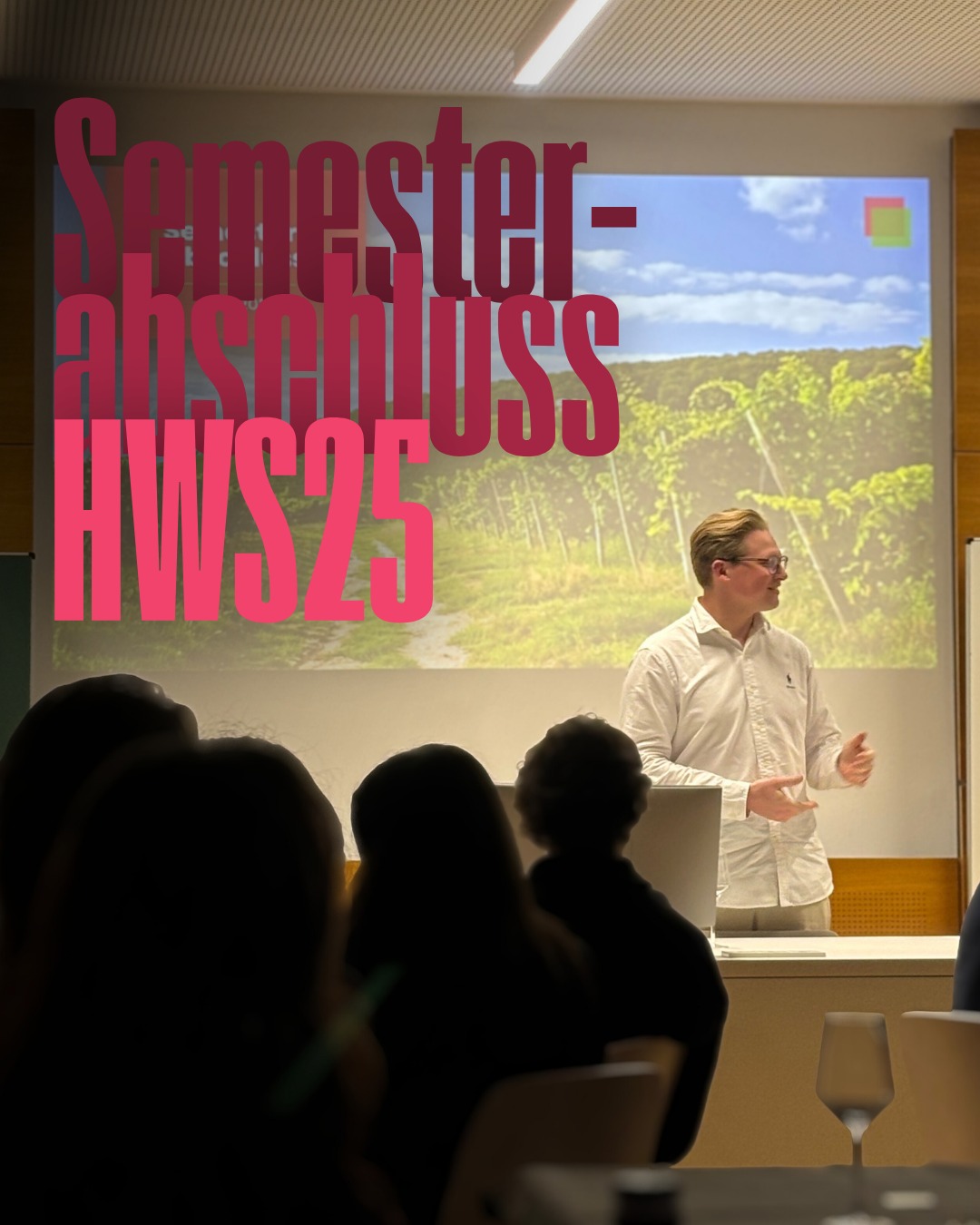 Am 13.11. haben wir mit unserem Semesterabschluss-Event das HWS 25 genussvoll verabschiedet 🍇
Unsere Weine des Abends:
- Phillipe Gonet Champagne Blanc de Blancs Extra Brut (Dosage Zero)
- Deutz Champagne Brut Millésime 2015
- Julius Philipp Schreiber Westhofener Aulerde Weißburgunder -S- Alte Reben
- Julius Philipp Schreiber Westhofener Riesling feinherb
- Weingut Rudolf Fürst Spätburgunder Centgrafenberg GG 2022
- Weingut Jülg Spätburgunder Sonnenberg KB GG 2021
Ein besonderer Moment war für uns die Präsentation der Weine von Julius Philipp Schreiber @juliusphilippschreiber – Mitglied unserer Initiative und selbst Winzer. Seine präzisen, charakterstarken Weine zeigen, wie viel Leidenschaft und Expertise in unserer Community steckt und wie bereichernd der Austausch innerhalb von vinUM ist.
Mit diesem Event verabschieden wir uns in die Pause – alle Events für dieses Semester sind vorbei.
Wir blicken auf eine inspirierende, lehrreiche und unglaublich schöne gemeinsame Zeit zurück. Danke, dass ihr Teil davon wart. 💚
Wir freuen uns schon jetzt auf viele neue Events, Tastings und Abende mit euch im nächsten Semester. Bis dahin: genießt die Zeit, trinkt guten Wein und bleibt neugierig.
Cheers, euer vinUM-Team🍾
#vinummannheim #weincommunity #studentinitiative #semesterabschluss #cheers #winefriends #weinliebe #mannheim #unimannheim #weinmoment #winelovers #studierendeninitiative #gemeinschaft #eventrückblick #danke #genussmomente #vinum