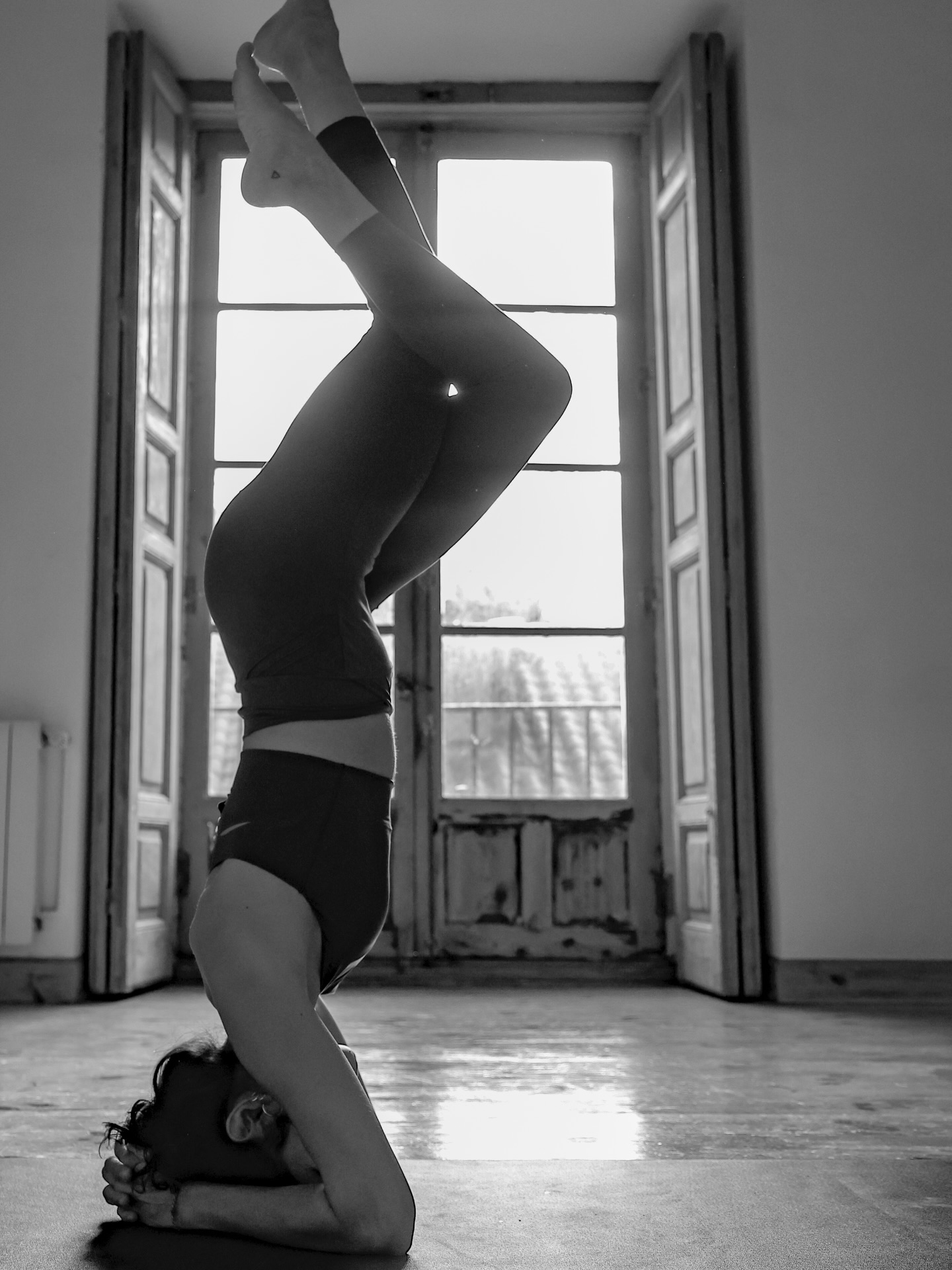 El yoga es un regalo para el cuerpo y el alma. Calma la mente, suelta tensiones y nos deja cuerpazos como el de @anapi_nillos ⭐️ A través del movimiento consciente aprendemos a escucharnos, a parar, a conectar con nuestro ritmo y a poner consciencia en la respiración, a mi entender la llave a una vida que mole pero de verdad.
Uno de mis propósitos para el 2026 ➡️ más yoga en mi vida, más respiración conectada, más vida molona🧘♀️
#sesionesdefotos #fotosdeyoga #yogaphotography