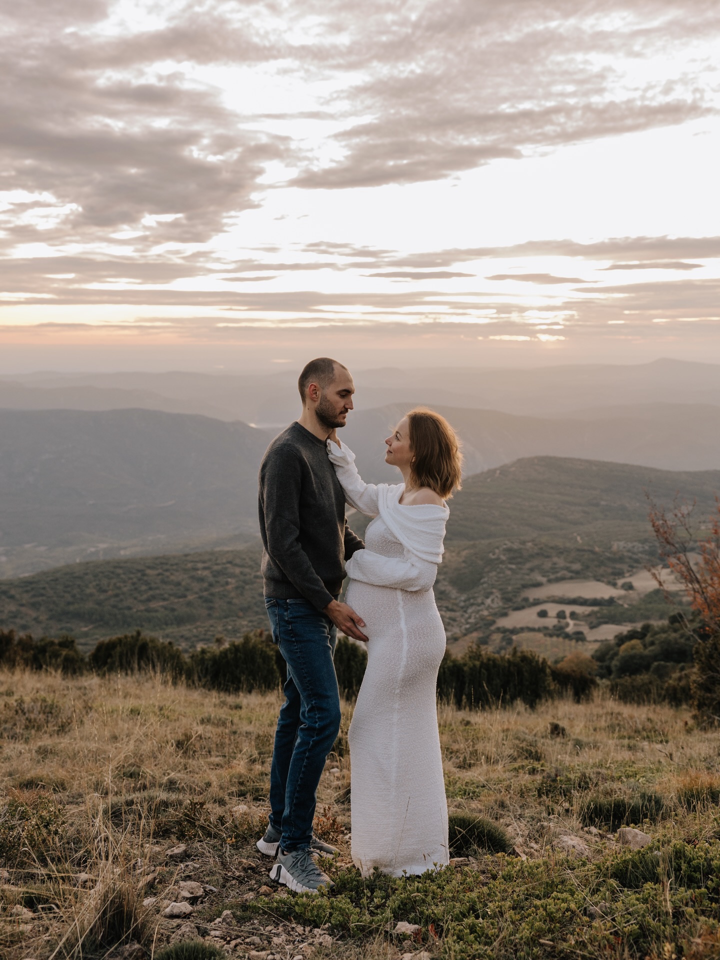 Avui us compateixo una de les últimes sessions d’embaràs a l’exterior que he fet aquest any, amb llum del capvespre, calma i una connexió que no necessita paraules.
Mirar-se així, abraçar-se així… i regalar-se el temps de connectar… perquè és d’aquí d’on neixen les fotografies més sinceres. ✨
El fred ja ha arribat, però records com aquests sempre plenaran de calidesa.
Gracias @morozova.palina y @ivancvetanov por vuestra confianza, por dejaros llevar, por disfrurar y permitirme acompañaros en una etapa tan especial para vosotros. 🙏🏻🥰
Que ganas de que llegue el pequeño R. y conocerlo.🩵
Si estàs embarassada i ja estàs entorn a la setmana 24, ara és el moment ideal per reservar la teva sessió d’embaràs, que es realitza habitualment entre les setmanes 28 i 32. 🤍
📆 L’agenda 2026 (gener–maig) ja està oberta.
Una abraçada,
Andrea Pop
🖥️ www.andreapopfotografia.com
✉️ andreapopfotografia@gmail.com
📲 687 69 44 61
.
#ager #lleida #embaras #fotografiaembarazo #fotografiamaternidad