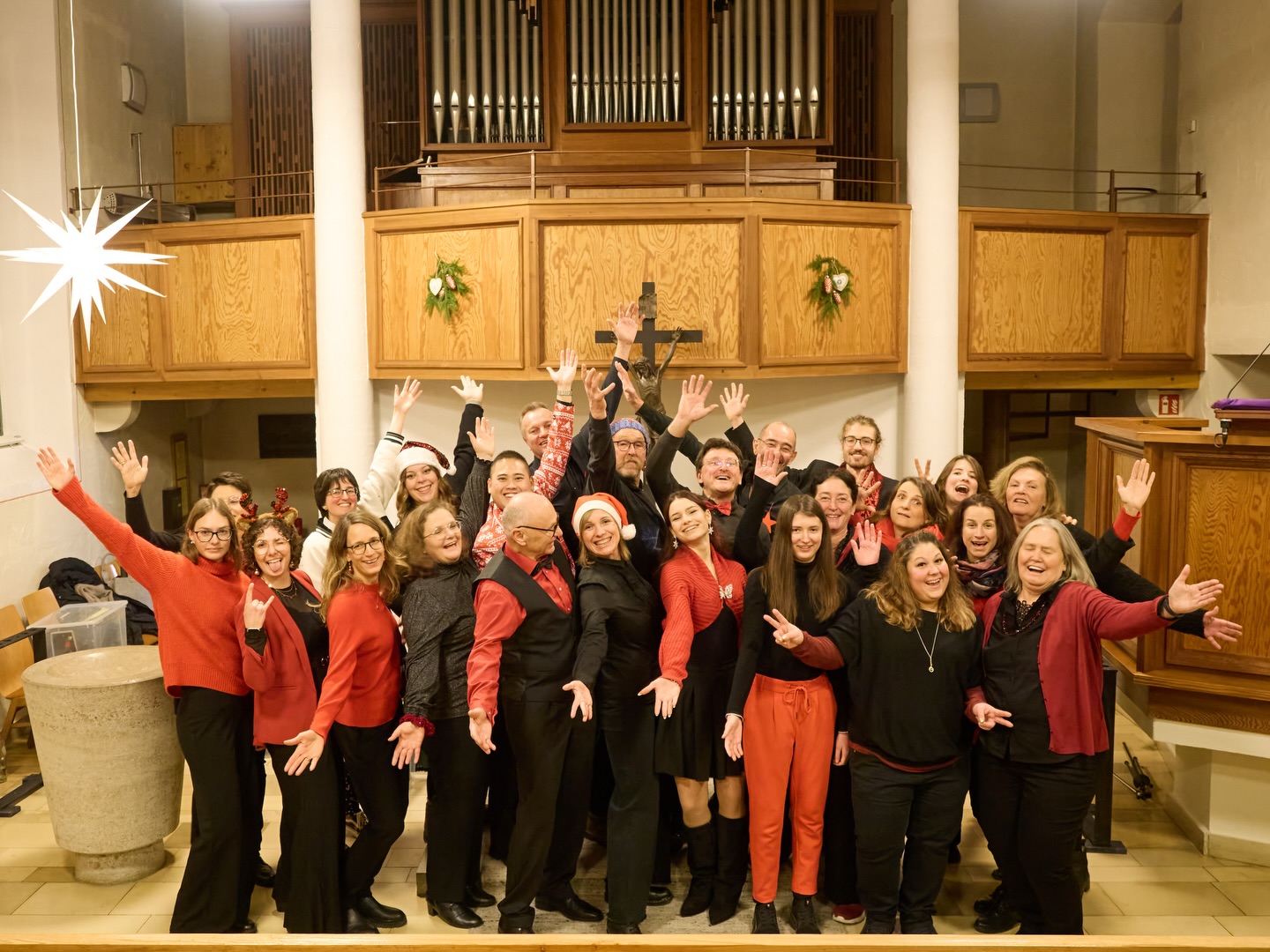 Das erste Mal überhaupt fand unser Adventskonzert in Heldenfingen - also im Heimatort von PIM statt ❤️ - und es war ein gigantischer Abend vor tollem Publikum!
Die Kirche war bis auf den letzten Platz, bis auf den letzten Stuhl und bis auf die letzte Treppenstufe voll.
Und auch vor den Bildschirmen haben viele unseren Livestream verfolgt 🫰🏼
Danke, für diesen unglaublichen Abend!
Wir freuen uns nach einem sehr erfolgreichen (Jubiläums-) Jahr 2025 ins neue Jahr zu starten und unsere Freude weiterhin mit unserem tollen Publikum zu teilen 🥰