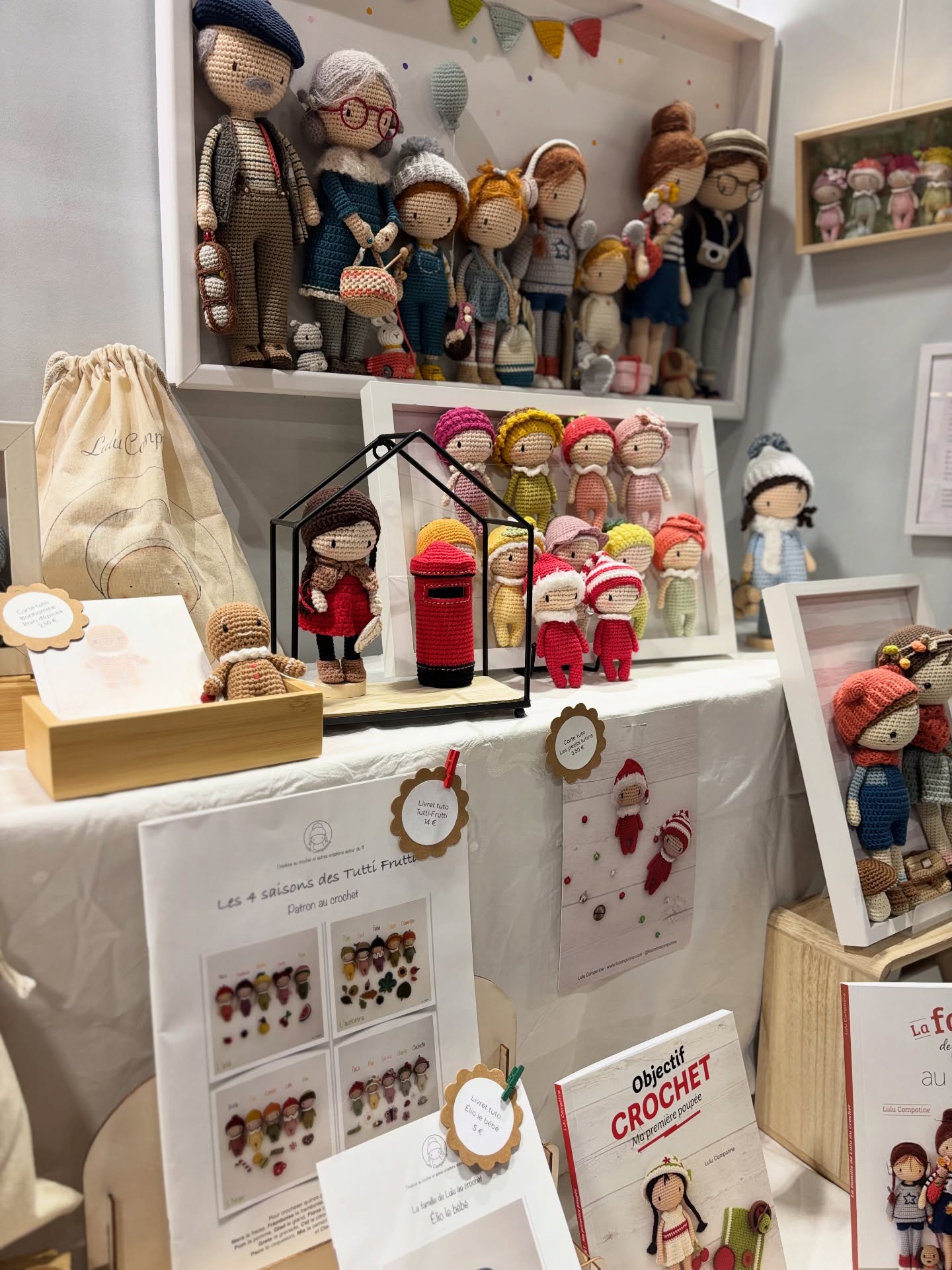 ❤️ 5 jours de pur bonheur ❤️
5 jours tout près de vous, de vos sourires, des vos regards émerveillés, de vos jolies confidences, de vos astuces échangées ou vos conseils recherchés, vos poupées tirées du sac, vos dédicaces timides ou enjouées, vos exclamations juste en passant devant mon stand ou vos petits cadeaux attentionnés… un pur bonheur !
Merci du fond du cœur pour cet accueil plus que chaleureux, si vous saviez le bien que cela fait de le recevoir en direct, presque en tête à tête !
Je repartage ici aussi vos jolies poupées que vous m’avez confiées le temps d’une photo à prendre avec les « vraies » et à travers elles, cette vive émotion lorsque certaines d’entre vous m’ont dit vouloir passer la nuit sur mon stand ou sont venues plusieurs fois dans la journée pour re-saluer mes poupées et cette petite fille de 10 ans qui, des paillettes dans les yeux m’a montré ses deux jolies petites Lulu !
Merci, merci, merci ❤️
Et un merci tout particulier à mes enfants présents sur le stand pour m’épauler et à ma maison d’édition @les_editions_de_saxe sans qui cette belle aventure n’aurait pas eu lieu ❤️
PS: n’hésitez pas à me dire si vous reconnaissez vos poupées sur les photos, je n’ai pas retrouvé le petit papier sur lequel j’avais commencé à noter vos pseudonymes…
#salondiy @salonsdiy #edisaxe #lespoupeesdeluluaucrochet