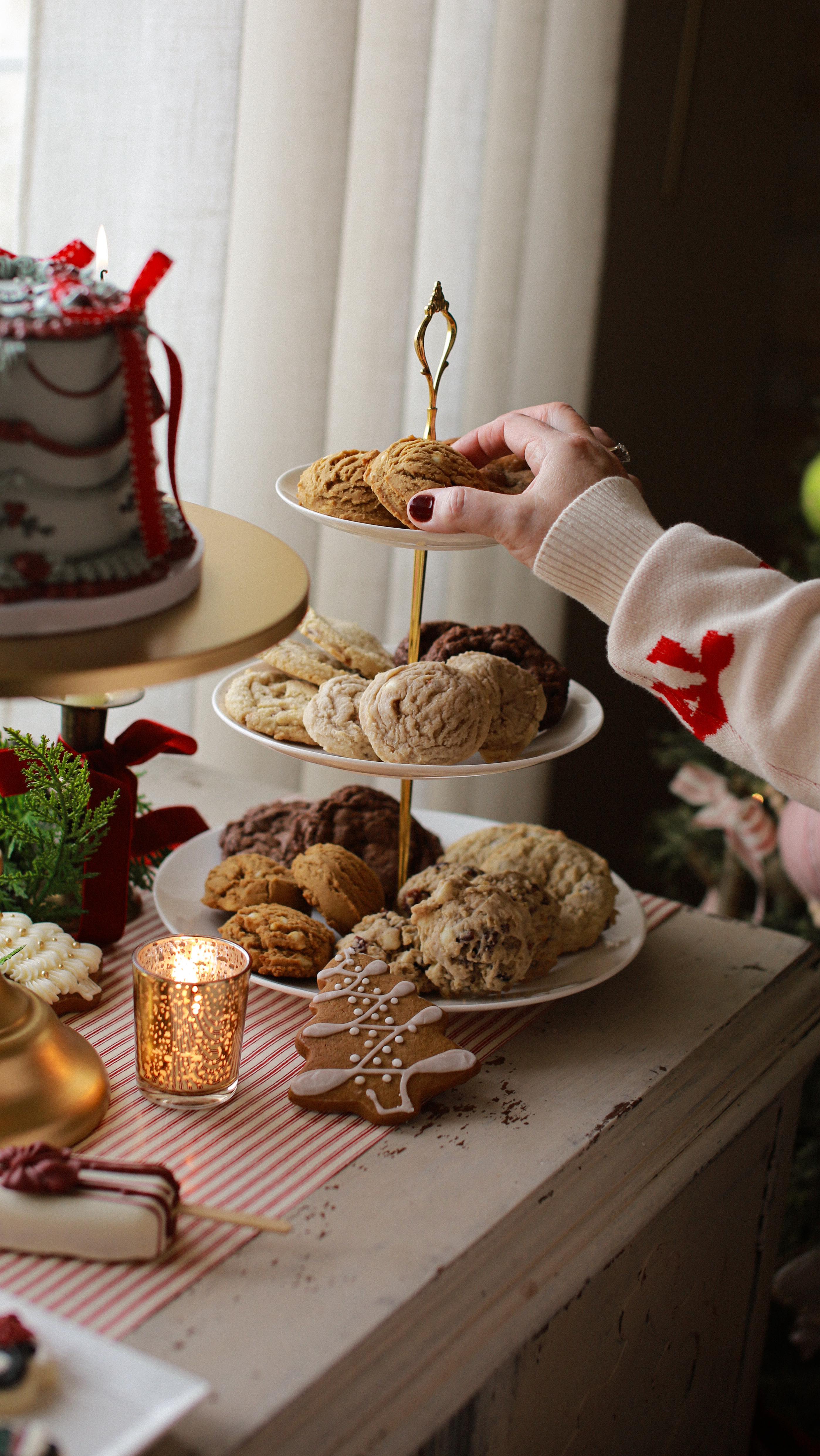There’s something special about a dessert bar at Christmas 🍪
Not because it’s elaborate, but because it brings back a little of that childhood wonder.
Guests wandering over between conversations, choosing a cookie here, a tiny square there… a quiet moment of delight that makes everyone smile.
It’s less about the sweets and more about the feeling…
a warm, unhurried pause in the evening where people gather, taste, and feel cared for ♥️