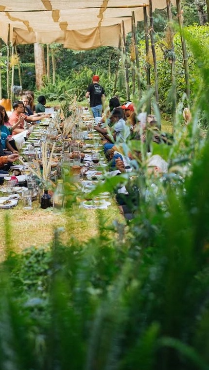 A deeply thoughtful and super intriguing day of “Vitality”, a gorgeous event by @brownsfoodco and @groveandmeadow, inviting and bringing together a mix of farmers, growers, wellness folks in functional medicine and health (!!), and food lovers to reconnect with what truly nourishes us.
From the moment we arrived, we were invited to slow down, sip on some of the coolest botanical tonics, and step into a series of immersive workshops that asked one simple question:
Do we really understand vitality… from soil to plate?
The highlight was an engaging talk on bio-nutrient and nutrient-dense food with @bionutrientfoodassociation @bionutrientinstitute Dan Kittredge, a topic that couldn’t be more necessary in the world of farming, food systems, and wellbeing. It’s exactly where our work needs to grow… deeper into soil intelligence, microbial life and the invisible factors that determine real nutrition 🌾🐝🌿
And then came one of the most playful and sensory food experiences I’ve ever had here, a “discombobulated soil-to-table” meal (yes, that’s what they call it and I love it!). A (quite literal) soil-to-table designed to make us feel, question and connect how flavors, ingredients, stories, microbes, environments and farming practices shape the food before us and that we are all interconnected.
Workshops flowed from stone milling, to fermentation, to beneficial microbes, to ancient grains, practical, curious, hands-on and beautifully rooted in how vitality is cultivated, not manufactured.
What a refreshing space to learn, play, and connect with people who care deeply about where nourishment begins, and exactly what our work is rooted in aswell.
Grateful to @browns and @grovemeadow for mindfully curating a one-of-a-kind, soil-to-soul experience. 🪻