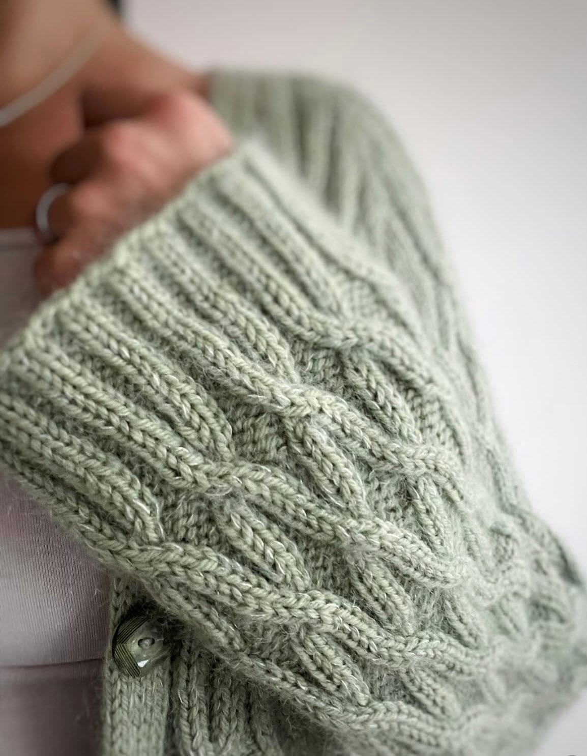 When stitch definition, pattern, colour and outfit are on point 🥰☺️ This beautiful sample of the #eugenecardigan was made by @knit_fluencer during the test knit and I cannot get enough of it 💗 Furthermore I wanted to let you know that the French and Polish translations of the pattern are now available on my website and Ravelry, in addition to the German and the English version of the pattern.
.
Happy Friday to you - weekend is close☀️
.
.
.
Pattern by me - Eugene Cardigan - and available now in German, English, French and Polish on my website and Ravelry 🤗
.
Wool: Tilia and Peruvian Highland Wool by @filcolana
.
Advertising
.
#knitting #knittinglove #knittingaddict #iloveknitting #knitknitknit #nevernotknitting #imakemyownclothes #handmade #diy #diyfashion #slowfashion #slowfashionmovement #summerknits #summerknitting #lace #laceknitting #lacepattern #knitspiration #knittinginspiration #knitstagram #knittersoftheworld #knittersgonnaknit #knitter #knittingismyyoga #knit #strick #stricken #knitwear