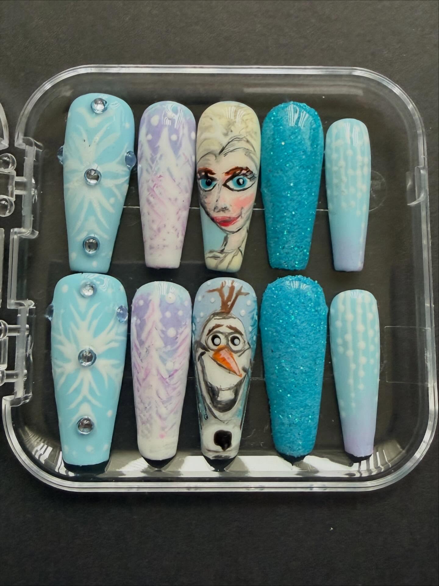 Hand painted Frozen themed Christmas nails with Elsa and Olaf nail art - Disney princess nail art #nailsnailsnails #disneyprincesses #nailart #christmasnailart #nails #elsafrozen #nailartist #nailartheaven