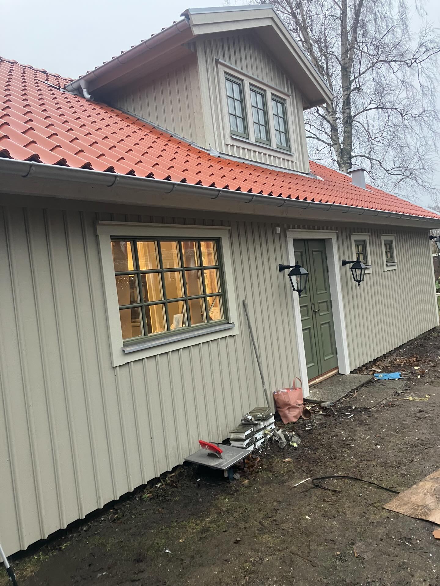 I Särö har vi haft äran att förädla detta charmiga hus. Nytt 1-kupigt lertegel, ny fasad, nya fönster, en ny takkupa och nya ytskikt på insidan 🤩#hbbygg #hbbyggab #totalentreprenad #bygg #särö #renovering #takkupa