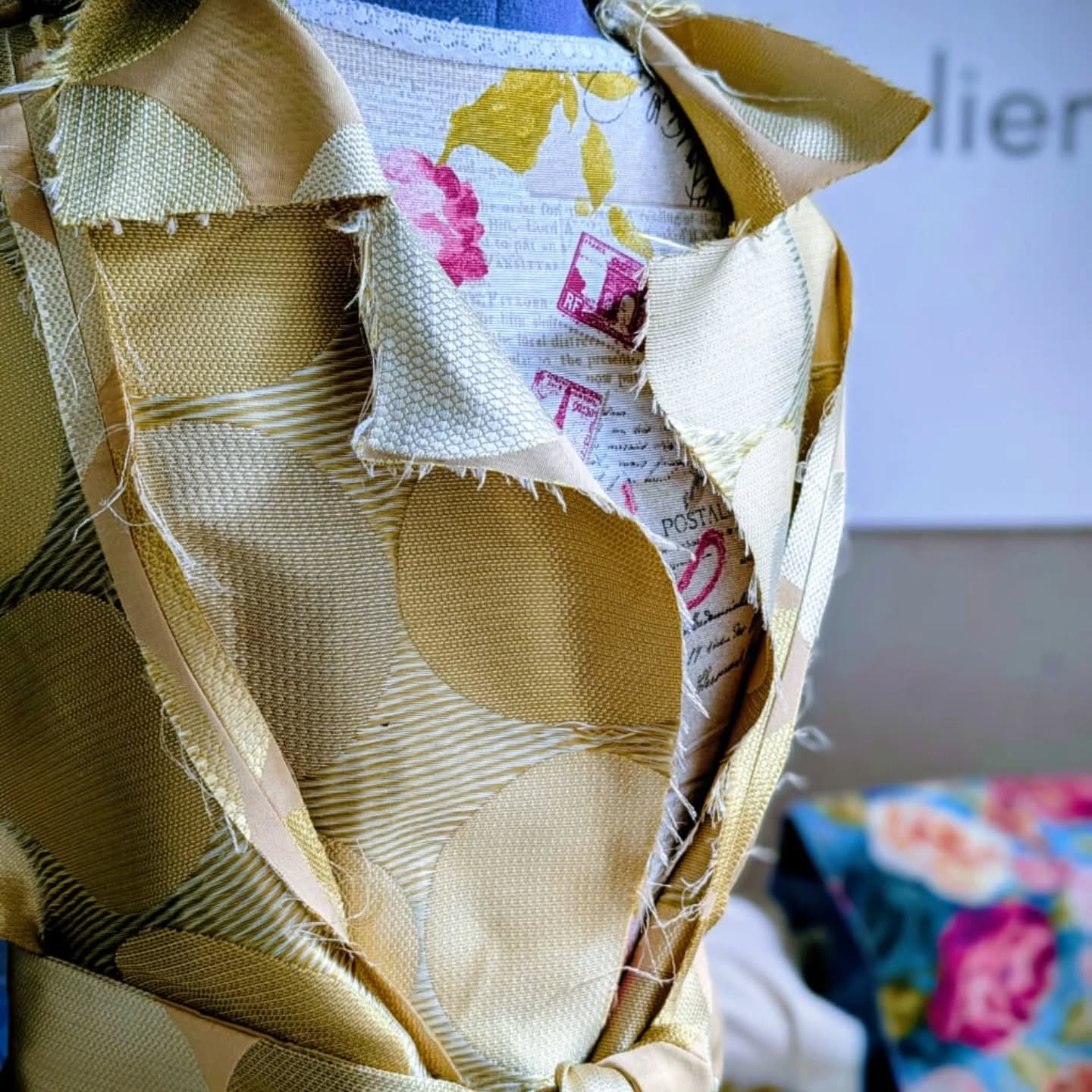 El verdadero lujo es lo que sientes, no solo lo que muestras. ✨
Debajo de la calidez imponente de la cachemira, escondemos un jardín secreto. Un forro pensado para ser una caricia constante sobre tu piel. Porque en Eve Valverde, la belleza interior importa tanto como la exterior.
Un refugio de suavidad y arte, hecho a tu medida.
#EveValverde #Atelier #LuxuryDetails #Cashmere #SlowFashionCostaRica #InnerBeauty