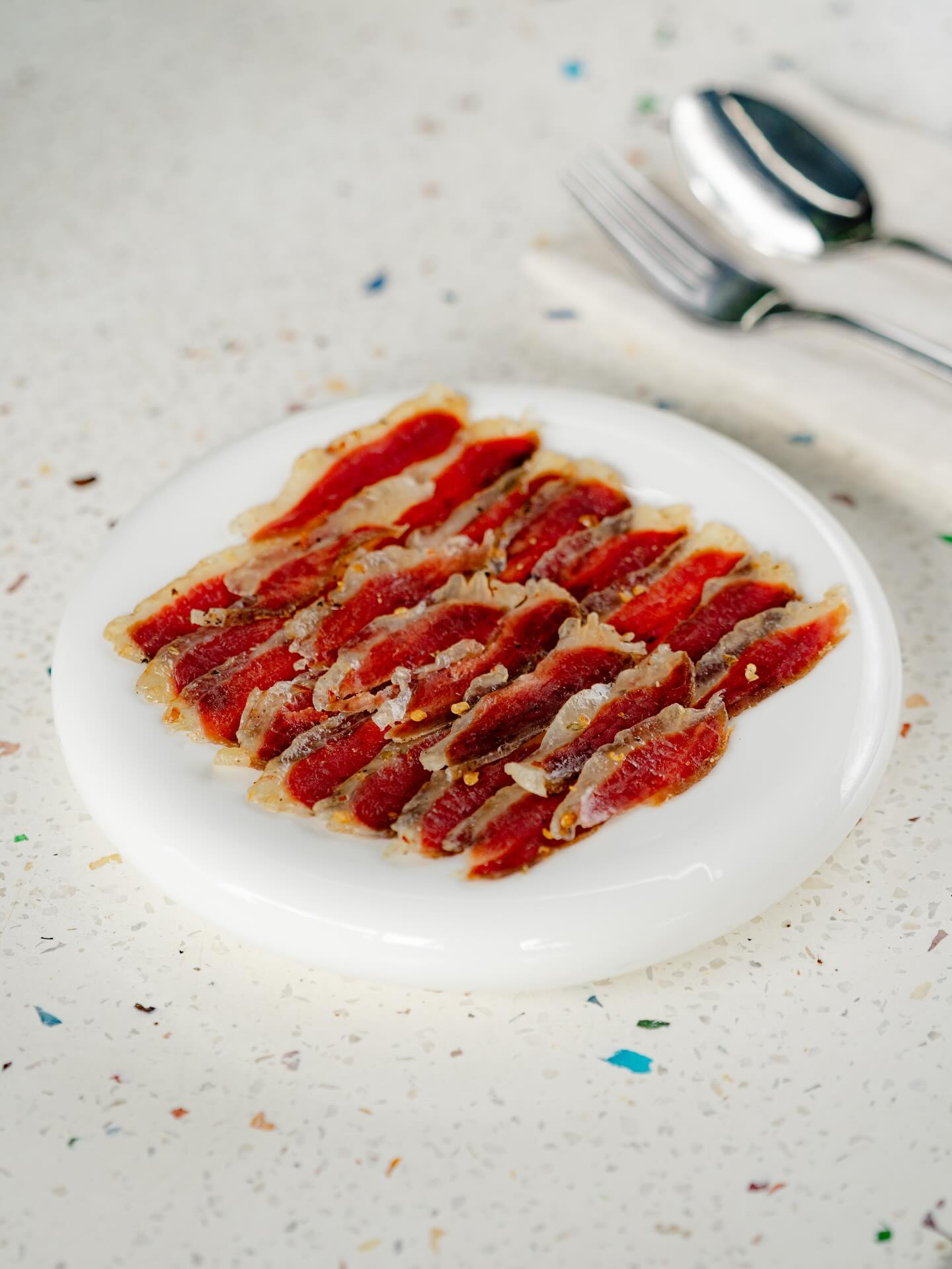 Ức vịt muối cay - một món nhắm “hot hit” nhà Saigonese.
Vịt cỏ địa phương được các chef sơ chế và ủ 2 ngày trong muối, tiêu và ớt. Sau đó thì hong khô trong tủ lạnh cả tháng trời trước khi thái mỏng và nhâm nhi với vang lạnh.
Da vịt mỏng, béo vừa, thịt vịt thơm, dẻo, siêu “umami”. Chỉ tiếc là vì quá trình ủ hơi lâu nên món luôn trong tình trạng cháy hàng.
__
Spicy Salted Duck Breast - a "top hit" snack at Saigonese.
Local grass-fed duck is prepped by the chefs and cured for 2 days in salt, pepper, and chili. It is then air-dried in the fridge for a whole month before being thinly sliced and savored with chilled wine.
The duck skin is thin and moderately fatty, while the meat is fragrant, tender, and packed with "umami." The only downside is that due to the lengthy curing process, this dish is always in high demand and often sells out.
____
𝗦𝗔𝗜𝗚𝗢𝗡𝗘𝗦𝗘 𝗘𝗔𝗧𝗘𝗥𝗬
129A Trần Hưng Đạo, Dương Đông, Phú Quốc
Tel 0938059650
#saigoneseeatery #phuquoc #duckprosciutto
