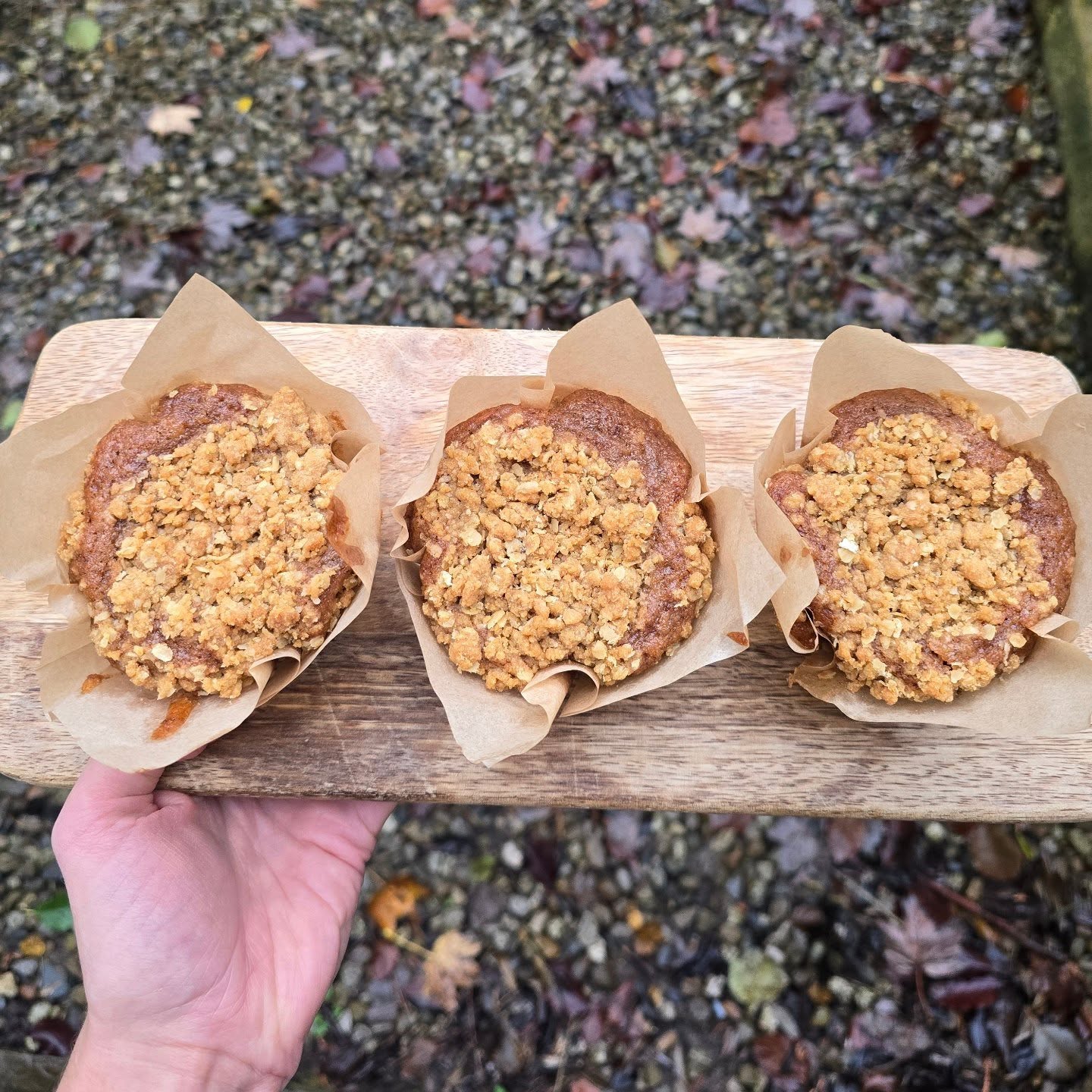 🍎 Apple Crumble Cakes (ve) 🍎
A delicious winter treat ✨️
All vegan, packed with apple compote for a deliciously moist brown sugar sponge, topped with a crunchy oat cinnamon crumble top 🤌🏻
Made with #wildfarmed flour too 🌼
#layerd _cakes #eatgoodcake #realingredients #pastrylife #coffeeshopsupply #bespokebakes #cakeday #womeninbiz #realcakes #vegancake #yorkshirefood #artisanmade #smallbatch #pastrylife #regenerativefarming