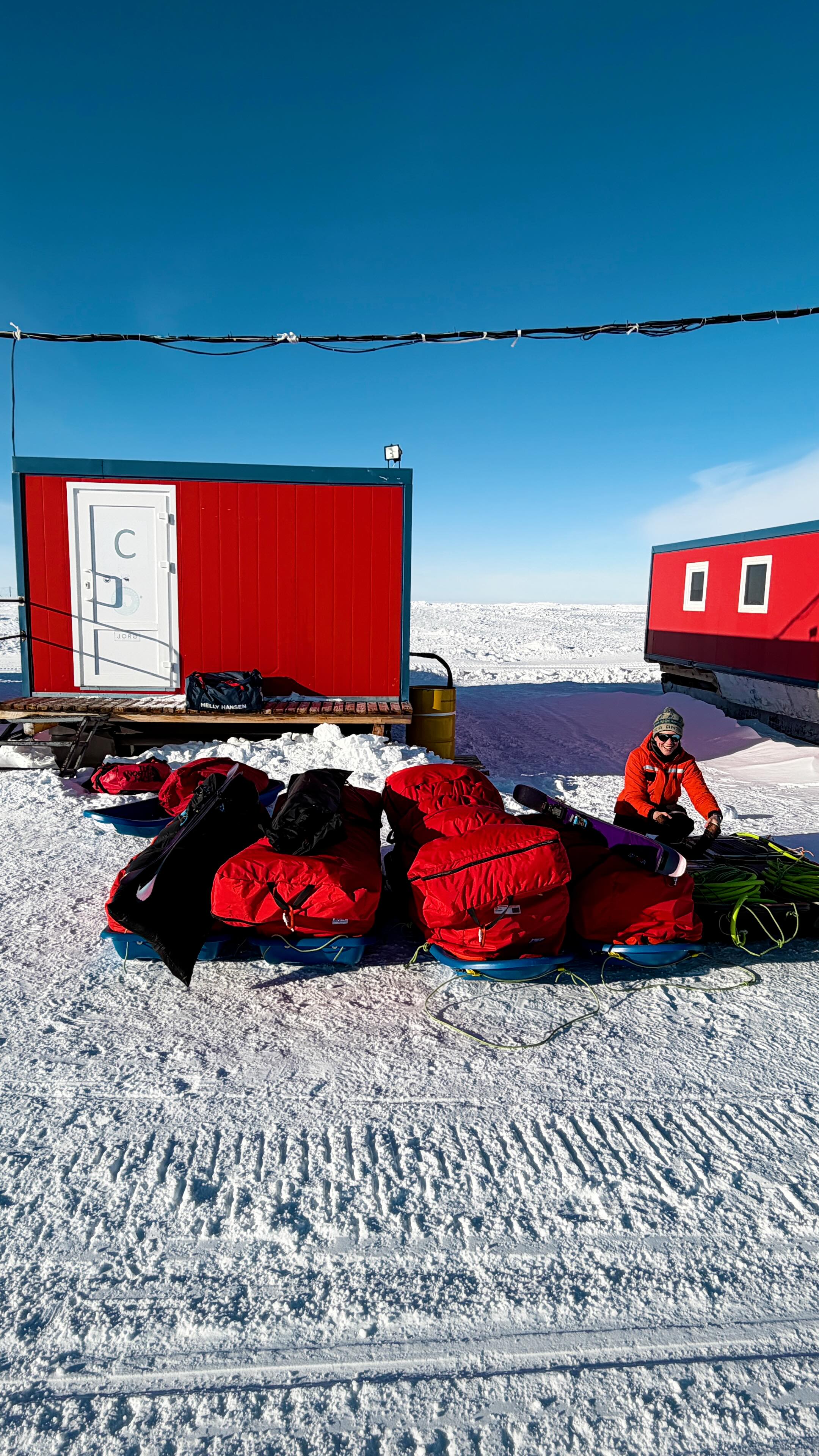 This is probably the one thing we’ll miss the most during our 3-month expedition across Antarctica…
🚿 A simple shower.
Even being able to take one once a week would feel like a dream.
From now on, we’ll stick to our clothes and rely on wet wipes we’ll try to thaw using our own body heat before using them.
🇦🇶 The adventure has already begun and comfort is already a distant memory.
🛰️ We’ll share daily updates from the field!
🔔 Subscribe to follow the preparation and experience the Under Antarctica expedition live!
#UnderAntarctica #Antarctique #Science #Expedition