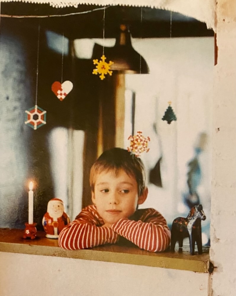 “I woke up to a house full of people I love,
like I did yesterday,
the day before that
and the day before that.
Every day is a great day
when this is the starting point.”
Ikke alle lever i sådan en virkelighed…
Må julen 2025 være den, hvor vi åbner vores hjerter og er der for hinanden - bare en anelse mere end vi plejer…
Du ønskes en glædelig 1. søndag i advent.
Pernille ❤️
Ps. Billedet med min allerkæreste søn, Vito er fra en boligreportage vi lavede til BoligLiv tilbage i 2004 (foto: Ditte Isager)
______________________________________
#julen2025
#BoligLiv
#resonans
#overgang
#selvbevidsthed
#alignment
#essens
#frekvensarbejde
#autencitet
#vibration
#bevidsthedsarbejde
#selvudvikling
#kenddigselv
#selvomsorg