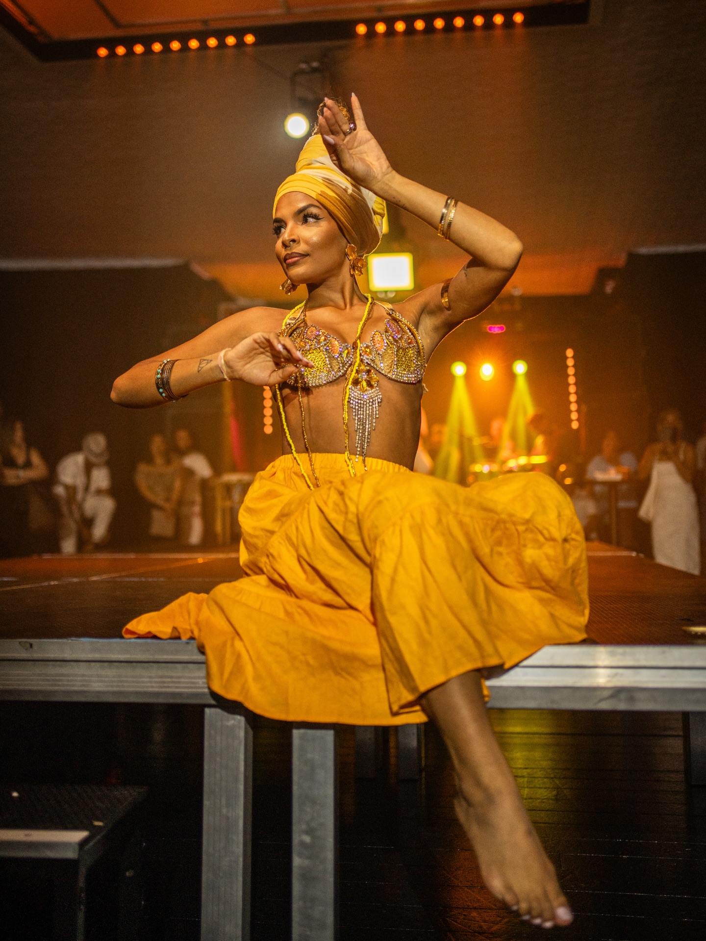 Oxum -💛
Our beautiful @anapaula.bjvc
Representing divine feminine, love, beauty, fertility, wealth, and fresh waters- Ora ye ye o ✨
📸 @lightbyvictor
.
.
#sambapassion