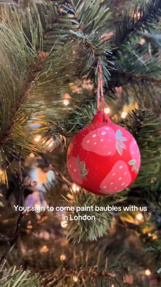 How would you design your bauble? 🎄🎨
Come and paint a bauble at Art Play from only £16!
#artbar #artplayshoreditch #artplaychelsea #thingstodolondon #sipandpaintlondon