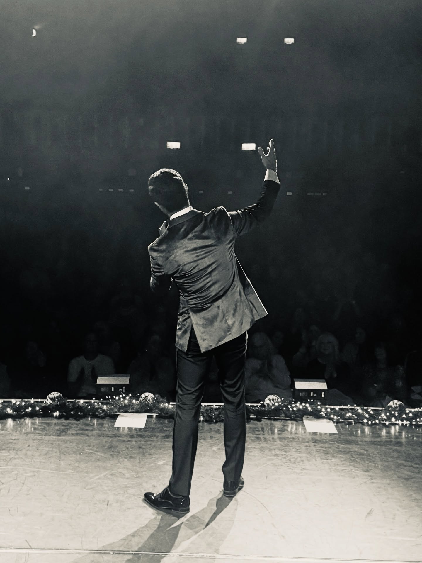 I couldn’t have asked for a better start to my Christmas theatre shows! Great feedback after the show from a really wonderful audience! An awesome feeling as a we start December ❤️🎄
Thanks to a great team at the @tivoliwimborne as well as my talented band 🎺 ❤️
My next shows are at @worcstheatres (Huntingdon Hall), Worcester, @wolverhamptonartscentre and my @thameshospice fundraiser in High Wycombe!
www.andrewbourn.co.uk