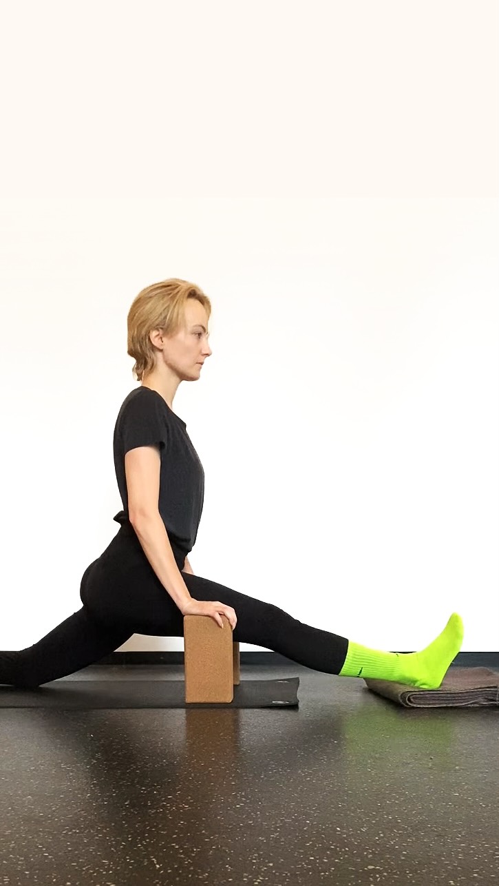 Let me introduce you to the sliding blanket 👉👈
Drei Wege, eine Decke zu nutzen, um die Wahrnehmung der Oberschenkelrückseite zu fördern:
1.Die Brücke
Die Füße auf eine Decke platzieren, nach vorne schieben und wieder bis auf Höhe der Knie zurückziehen 🙃
2.Die Vorbeuge
Mit den Ellbogen unter den Kniekehlen greifen und die Decke mit den Füßen nach vorne schieben.
3.Der Spagat
Den vorderen Fuß auf die Decke platzieren und die Decke mit der Ferse nach vorne schieben.
HAVE FUUUUUUN 🕺🪩