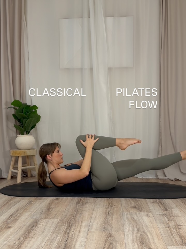 hands up if you love a classical flow!!! 🙋🏼♀️
enjoy this yummy classical Pilates sequence for a FEEL GOOD full body practice ⭐️ &&& don’t forget to save this post and come to it when you’re next on the mat 🧘🏼♀️
~ 4 point swim: x8
~ wide press up: x8
~ roll up: x6
~ double leg stretch: x8
~ shoulder bridge + kick: x4
~ scissors: x8
@movewithmollie_ for Pilates, fitness and wellness content