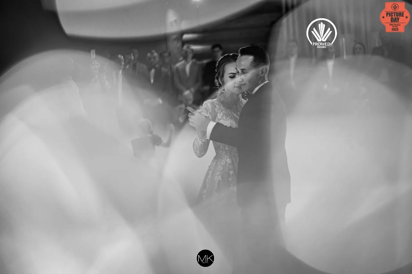 Pierwszy taniec Kamili i Bartosza . I Zdjęcie Dnia na @prowed.award 😎🥇🔥😍. A to wszystko w @zajazdranczolopuszka . Polecam to miejsce !
.
.
.
.
.
#nikonz6iii #światło #cień #love #instagood #fotografjaroslaw #photooftheday #pierwszytaniec #lookslikefilm #para #sesjazdjeciowa #sesjaslubna #kobieta #mężczyzna #polishboy #polishgirl #sukniaslubna #szczęście #miłość #garnitur #fotografjarosław #fotografprzemysl #fotografslubny #fotografpodkarpacie #inspiracje ślubne #Slub2025 #wesele2025 #nikon #razem #pierwszytaniec