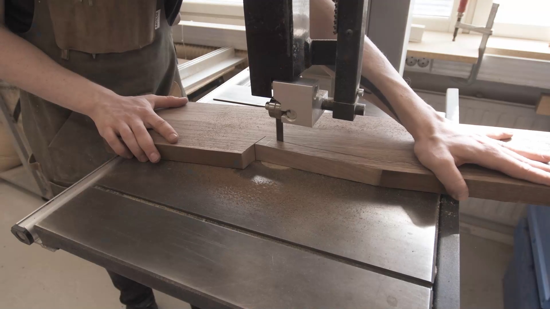 The build video for @latehonkola 's custom Daedalus baritone is now out.
This build was a total blast to make and I am incredibly proud of it. A lot of footage was filmed for this, which means there will be plenty of videos to come.
The goal is to go back to my roots with educational content and this series of videos will be amongst the first to get such a series made after such a long time. This will also mark the first venture into Patreon territory, offering patrons the first glimpse and different edit of the video than YouTube viewers will receive. More on this later as I develop the Patreon page further in the coming month. Launchtime: 2026.
#ipguitars #luthier #customguitar #guitarbuild #baritone #woodworking