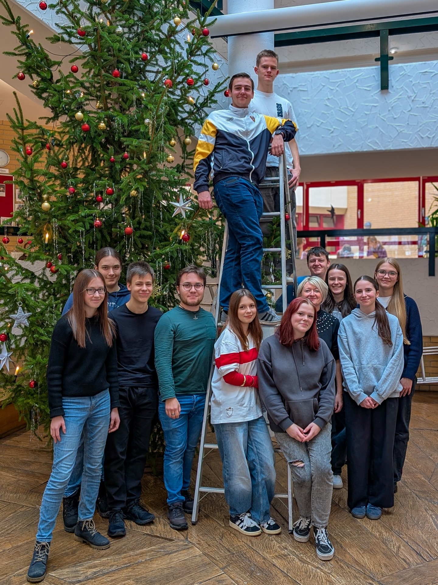 •Weihnachtsflair zieht ein am CGG•
.
.
.
#weihnachten #weihnachtsbaumschmücken #christmas #christmastree