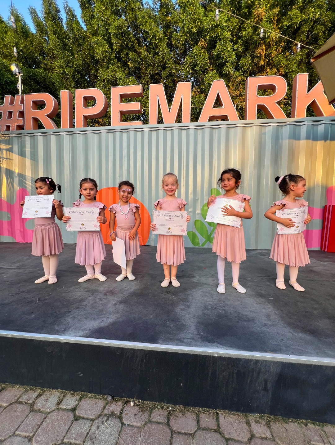 🌟 We’re so proud of our students who delivered standout performances at our Winter Performances at The Ripe Market on Saturday 22 November. Their commitment, confidence and growth have been remarkable since the start of this academic year and it’s inspiring to see how far they’ve come in such a short time.
Their hard work continues to shine through each performance and we’re excited to see them take the stage again this weekend.
Join us on Saturday 29 November 2025 at:
🕒 4:00 – 4:30 PM: Free Hip Hop Workshop
🎤 4:45 – 5:30 PM: Student Performances
📍 Blue Stage, The Ripe Market, Academy Park, Dubai
Bring your friends and family and enjoy an afternoon of energy, creativity and great performances. We look forward to seeing you there!
#dubaidance #dubaidancers #balletclassdubai #balletdubai #dancedubai #kidsdanceclass #kidsdancedubai #kidsballetdubai #dubaidanceacademy #ballet #britishdanceacademy #danceschooldubai #danceacademydubai #adultdancedubai #dubaidanceschool #dubaidancecommunity #danceindubai #balletindubai #dubaikids #dubaikidsactivties #dubaistudiohire #dubaibirthdayparties #dubaibirthday #dancecampdubai #dubaicamp #dubaichildren #dubaieducation #dubaischools #danceshopdubai #danceexamsdubai