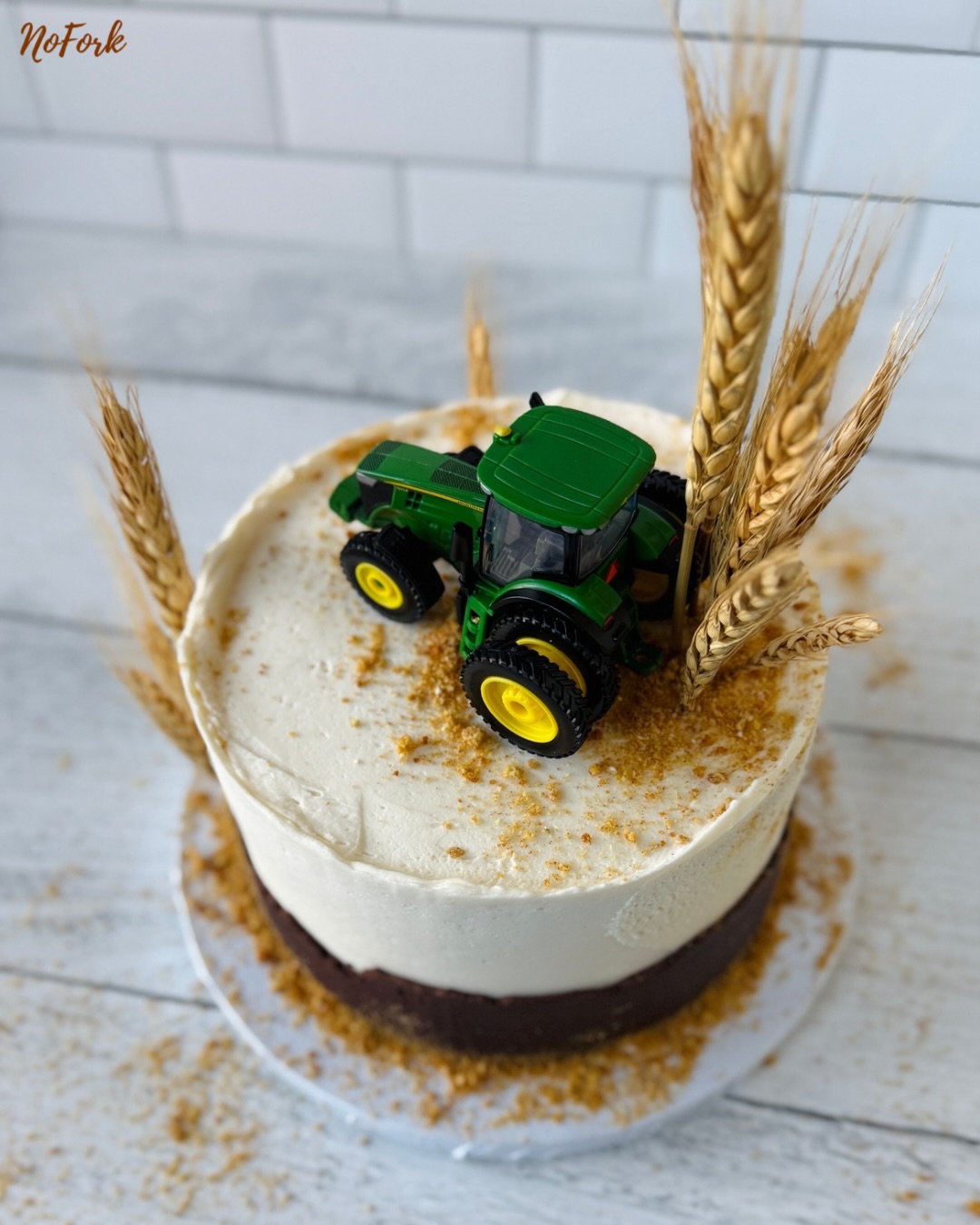 John Deere 🚜 (Part 1) Themed Smash Cake & Cupcakes
Did we take too many pictures? Maybe…I guess there’s just something about a tractor tho 💚
Happy Birthday to the cutest little wheat farmer! 💛🌾 We LOVED making this tractor set!
#nofork #celebratingmadeeasy #eatwithyourhands #noutensilsrequired #supportlocal #custombakery