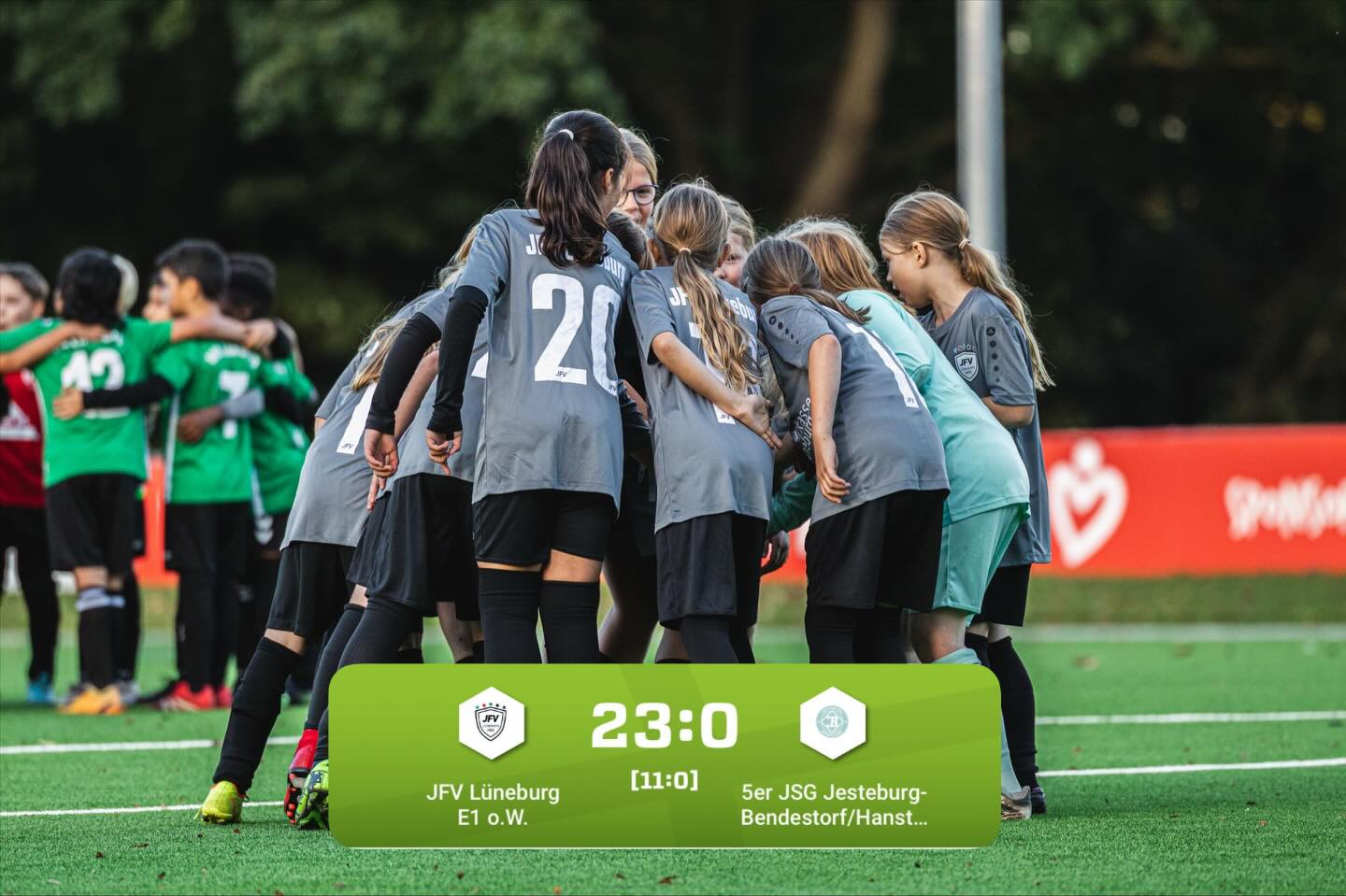 📸⚽️ JFV Lüneburg Girls – Heimspiel-Highlight! ⚽️📸
Kalt war’s, aber heiß gelaufen sind sie trotzdem!
Unsere JFV-Mädels haben heute im letzten Heimspiel der Hinrunde im Kreis Harburg richtig abgeliefert – 23:0 Kantersieg! 💚💚
Ein großes Dankeschön an die Gäste aus Jesteburg für ein faires Spiel und starken Teamgeist.
Drei unserer Mädels haben heute ihr allererstes Punktspiel im Kreis Harburg gemacht – und direkt alle getroffen! Willkommen im Team! 🚀💚
Weiter so, Mädels – wir sind MEGA stolz auf euch! ✨
#JFVLüneburg #GirlsPower #FußballLiebe #TeamSpirit #Kantersieg #NachwuchsPower