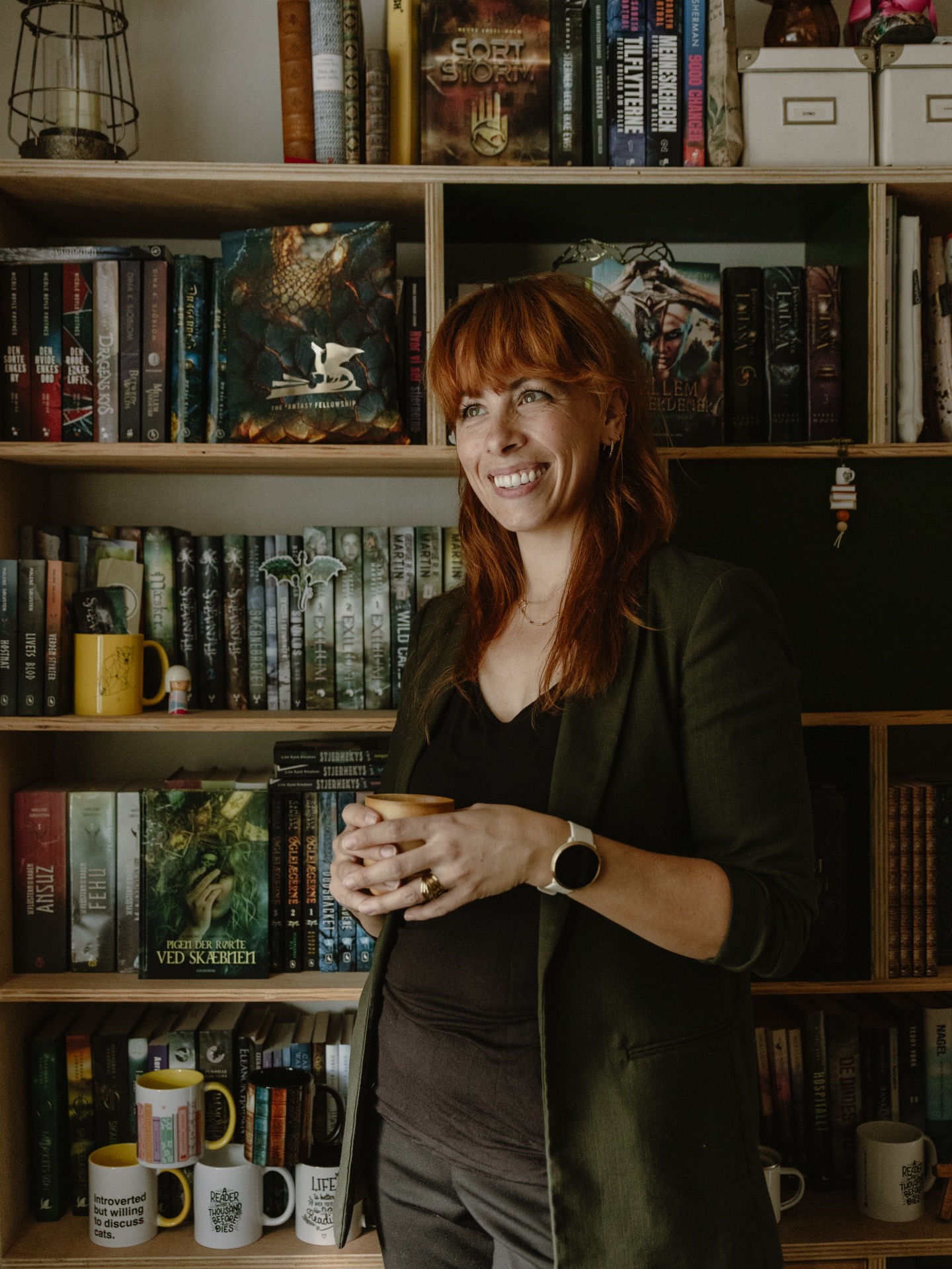 Jeg har glædet mig til at dele nogle af billederne og videoerne fra @overlapp.dk ‘s branding shoot ✨
Alt fra lokation og styling til outfits og rekvisitter var nøje planlagt ud fra Mettes brandidentitet og farver.
Med hendes virksomhed der gradvist vokser, var det det perfekte tidspunkt at skabe friskt og strategisk content til både web og SoMe.
Et godt eksempel på, hvordan planlægning og en tydelig visuel retning gør, at billederne ikke bare ser flotte ud - men faktisk også arbejder for dig/din virksomhed 🚀