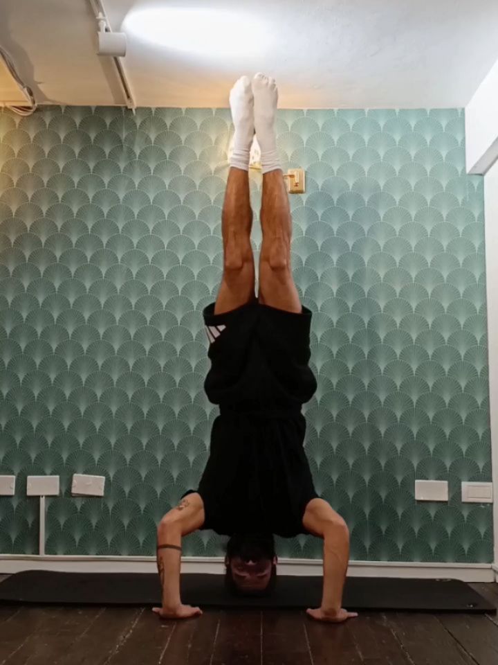 Headstand is one of the best tools to improve handstand control.
It forces you to organize your body from head to toe and build the connection between upper and lower body
#calisthenics #yoga #headstand #handstand