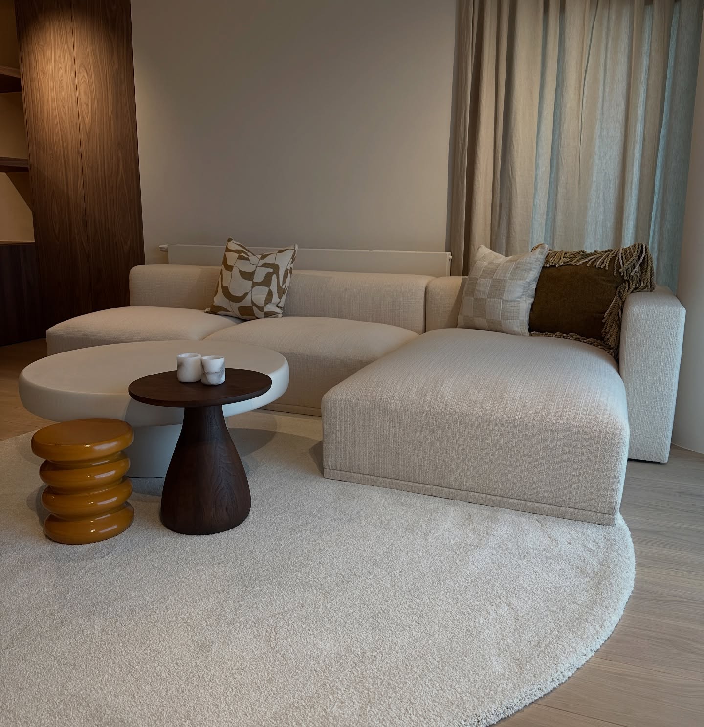 A refined blend of comfort and elegance — our Avenue sofa paired with the ultra-cosy Sia ecru custom rug. Tailored design, timeless feel. ✨
#elixhome #furniture #hignend