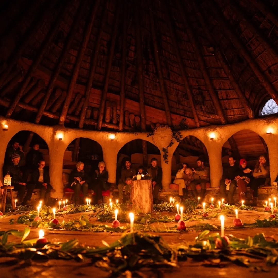 Dathlu'r Adfent yn y Ty Crwn
Chwedlau'r Wyl a charolau,
4.30yp Nos Sul y 30fed o Dachwedd
Mynediad am ddim (gwerthfawrogi'r unrhyw roddion)
Croeso cynnes i bawb
Mi fydd @caffirfelin ar agor dan 4yh (cegin yn cau am 3yh) felly pam ddim fynd ginio neu am banad a chacen cyn dwad draw!
...
Advent Spiral Celebration
Felin Uchaf Roundhouse
4.30pm Sunday 30th November
Seasonal stories and music
Free event (however any contributions made are greatly appreciated!)
All ages welcome
Light refreshements provided
Caffi'r Felin will be open until 4 (kitchen closes at 3) so why not grab a delicious lunch, or cake and cuppa, before coming along to the roundhouse!