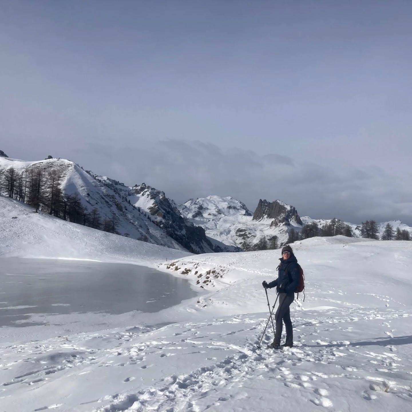 ✨ Start jouw 2026 met een wit blad ✨
Van 24 t.e.m. 31 januari 2026 trekken we opnieuw de besneeuwde bergen in voor de Passagetocht — een unieke reis waarin natuur, verstilling en verbinding samenkomen.
Januari is hét moment om te voelen waar je naartoe wil in het nieuwe jaar.
Een tijd om goede voornemens niet alleen uit te spreken, maar ze ook meteen in de praktijk te zetten.
Te wandelen, te vertragen, te ademen.
Je te omringen met warmte, gezelligheid en een gedragen groep.
De prachtige winterse berglandschappen vormen het decor waarin je mag genieten, onderzoeken en groeien.
Samen met @aandachtsacademie kijk ik er enorm naar uit om de deelnemers te begeleiden binnen een veilige bedding, waar persoonlijke processen op een natuurlijke manier kunnen ontvouwen.
☃️ Wil jij 2026 beginnen met helderheid en nieuwe ruimte?
Neem contact op via onze website voor een gratis kennismakingsgesprek:
👉 www.passagetochten.fr
En wie weet wandel jij binnenkort mee in dit prachtige kader… 🏔️
#Passagetocht #PersoonlijkeOntwikkeling #Natuurverbinding #WinterRetreat #NieuwBegin #Zelfontdekking #Bergtocht #InnerlijkeReis #Verbinding #MindfulWandelen #Reflectie #GoedeVoornemens #SamenOpPad #Verstilling #WandelRetreat