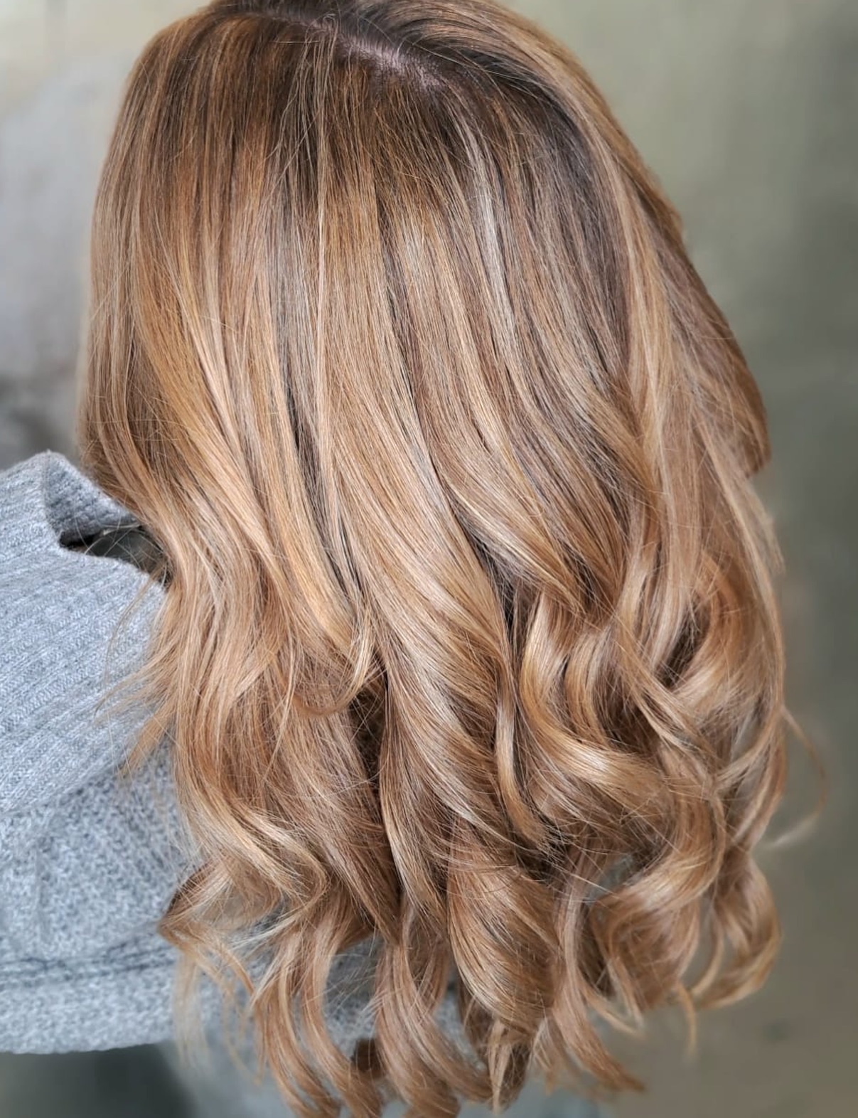 Minimaler Einsatz – maximaler Effekt.
Mit dieser Mèches-Technik hat Lara das Haar optisch geliftet und mehr Struktur reingebracht. Ideal für alle, die ohne Komplettfärbung frischer wirken wollen.
📍 Mehr Looks auf: www.blackandwhite.ch
#blackandwhitehairstyling